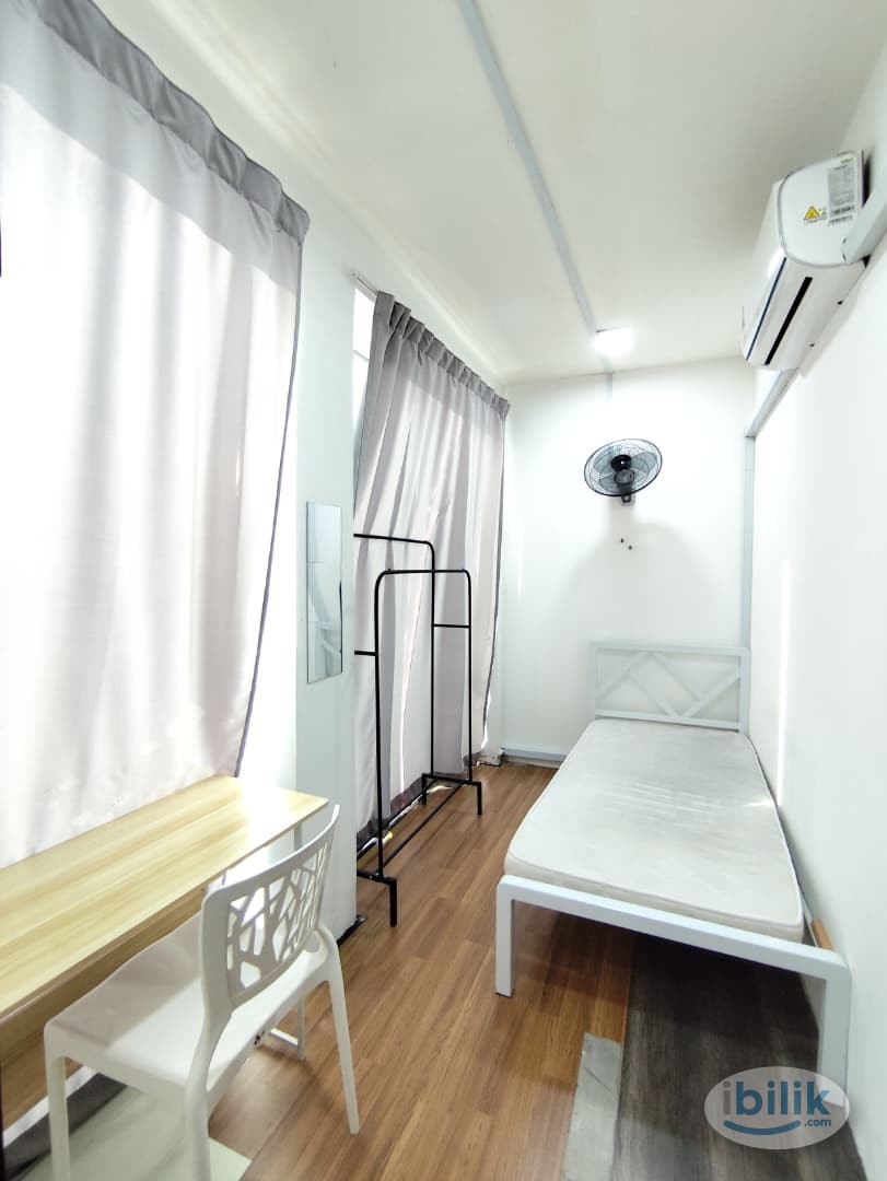 Comfortable room for Female🧕🏻 2 min walk to LRT IOI Puchong🚇 - Image 1
