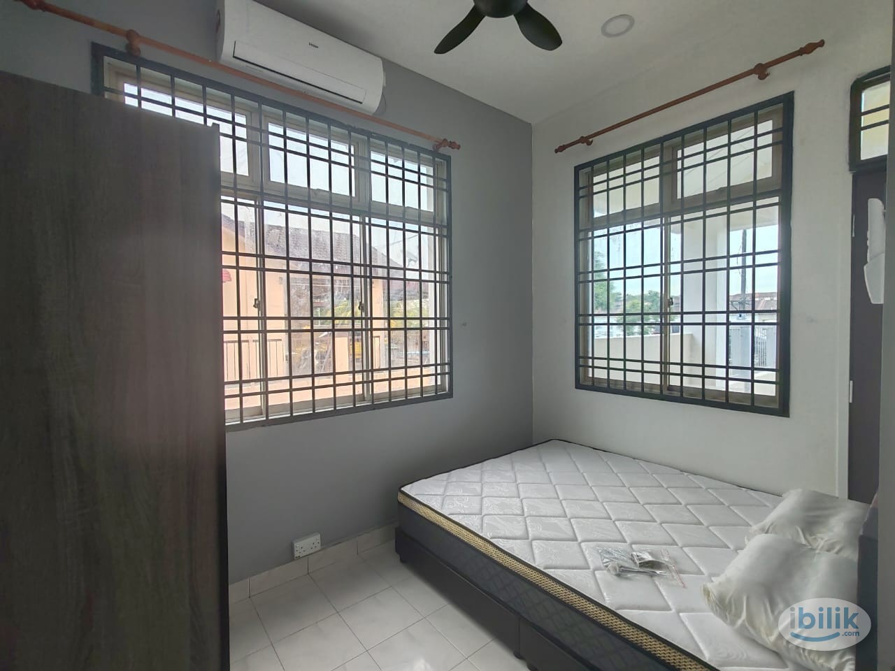 Middle small room with toilet 中小房(有厕所)---Bukit indah single terrace house - Image 4