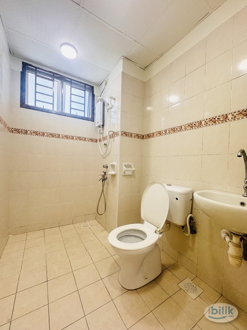 Master Room at Nusa Perdana Service Apartment, Gelang Patah - Image 3