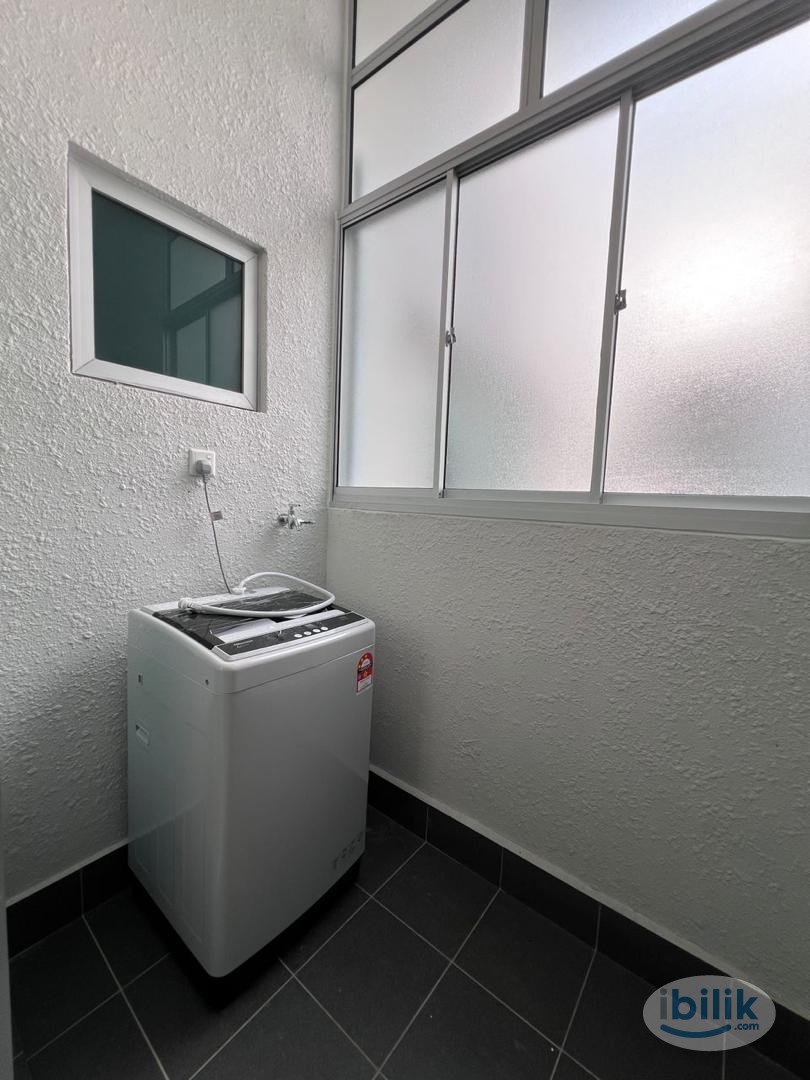 Master Room with car park at Razak City Residences, Sungai Besi - Image 4