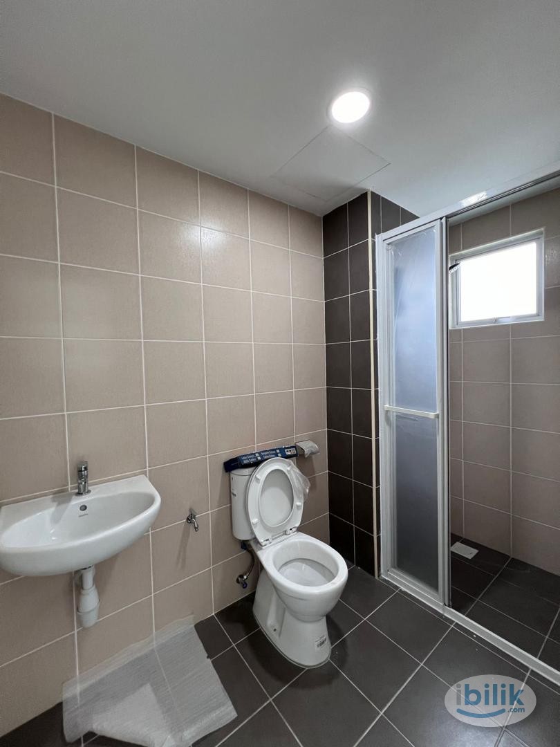 Master Room with car park at Razak City Residences, Sungai Besi - Image 5
