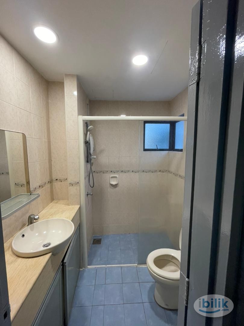 Master Room at Pelangi Utama, Bandar Utama - Image 4