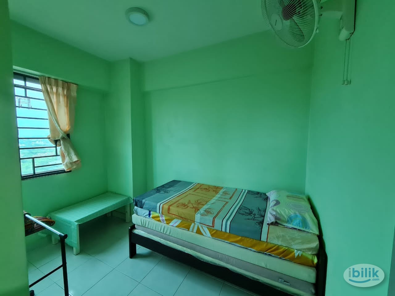 November Can Move In, 1 room Available, Highway View - Image 2