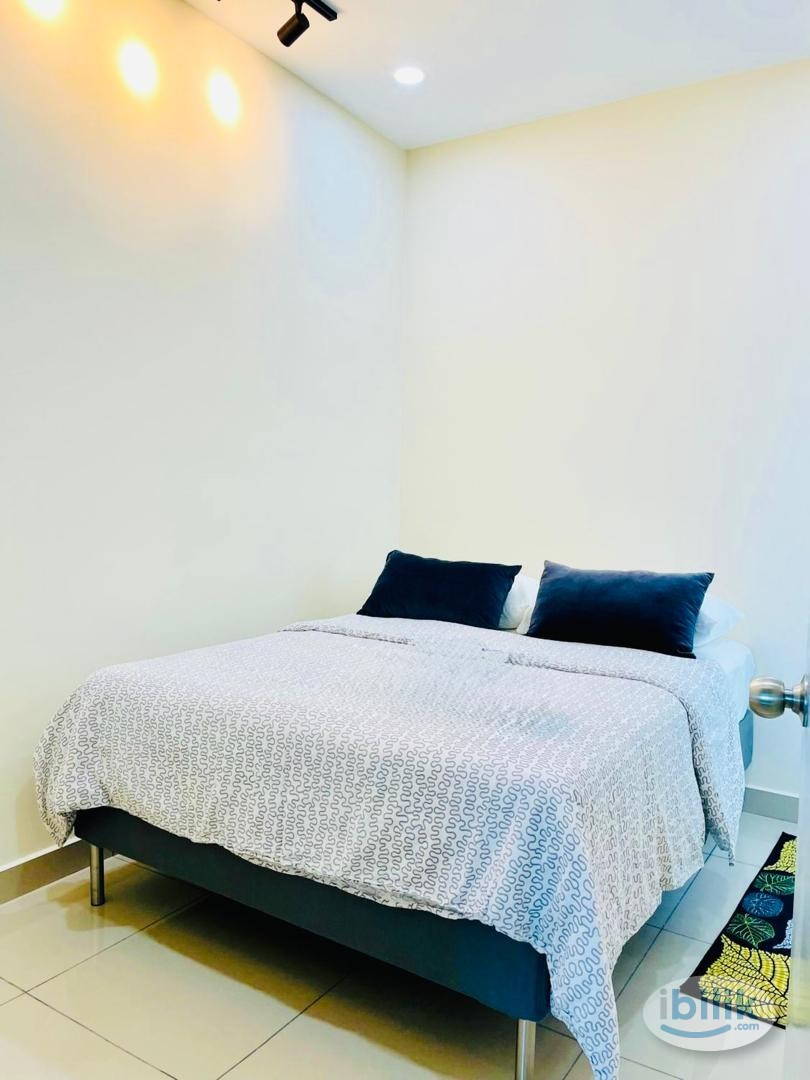 Condo, Free Park Outside. Middle Room at Taman Taming Jaya, Balakong - Image 1