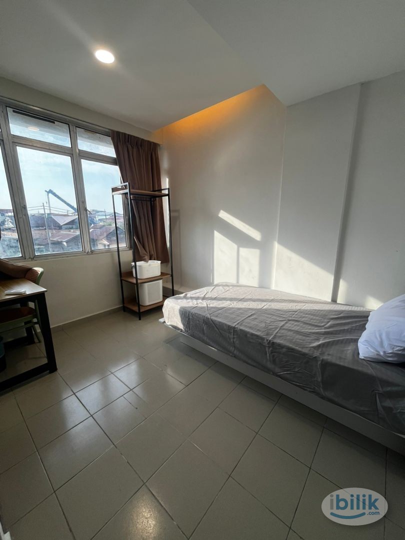 🌟 SUPER CONVENIENT ROOM FOR RENT IN SERI KEMBANGAN🏠 ATTACHED BATHROOM WITH 0 DEPOSIT ✅ 9 MIN TO MRT STATION 🚉 - Image 1
