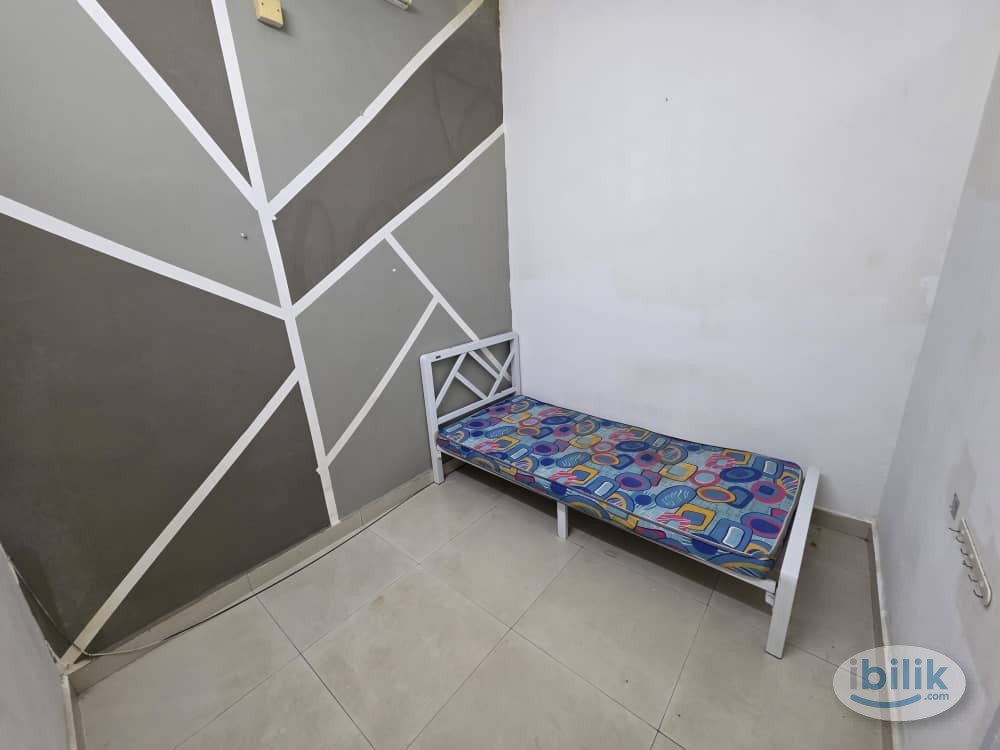 Near to 🚶‍♂️LRT Pusat Bandar Puchong 🚇 Middle Room attach Toilet near Setia Walk😍🔥Zero Deposit‼️ - Image 1