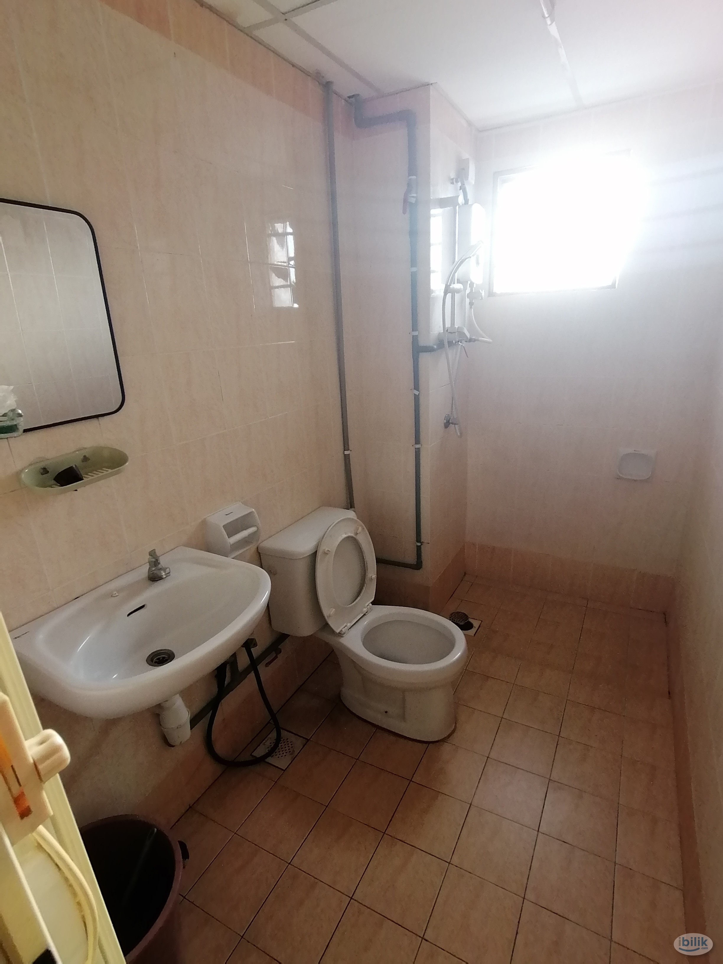 ==Female Unit==Single Room for Rent at 👉 SuriaMas Condominium - Image 4