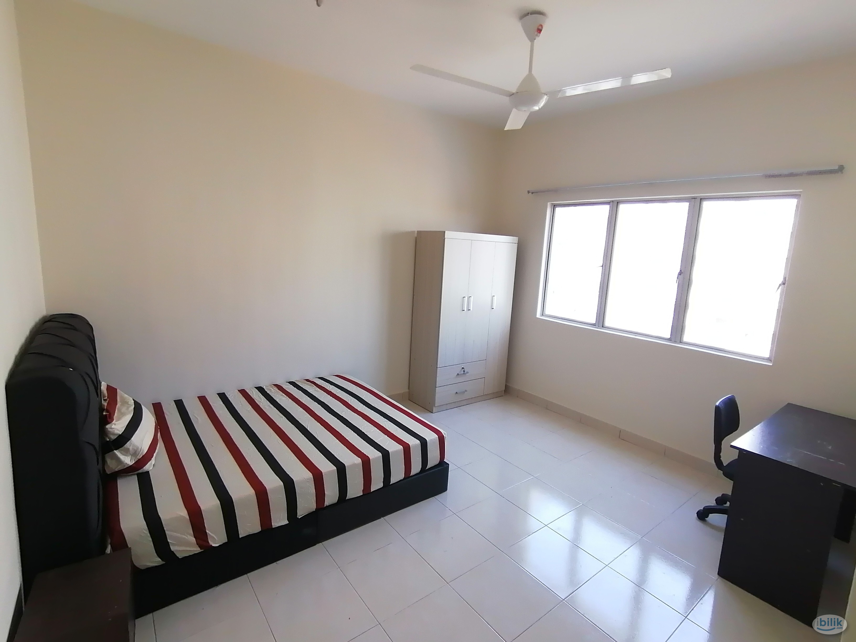 ==Mix Unit==Master Bedroom for rent at 👉 SuriaMas Condominium - Image 1