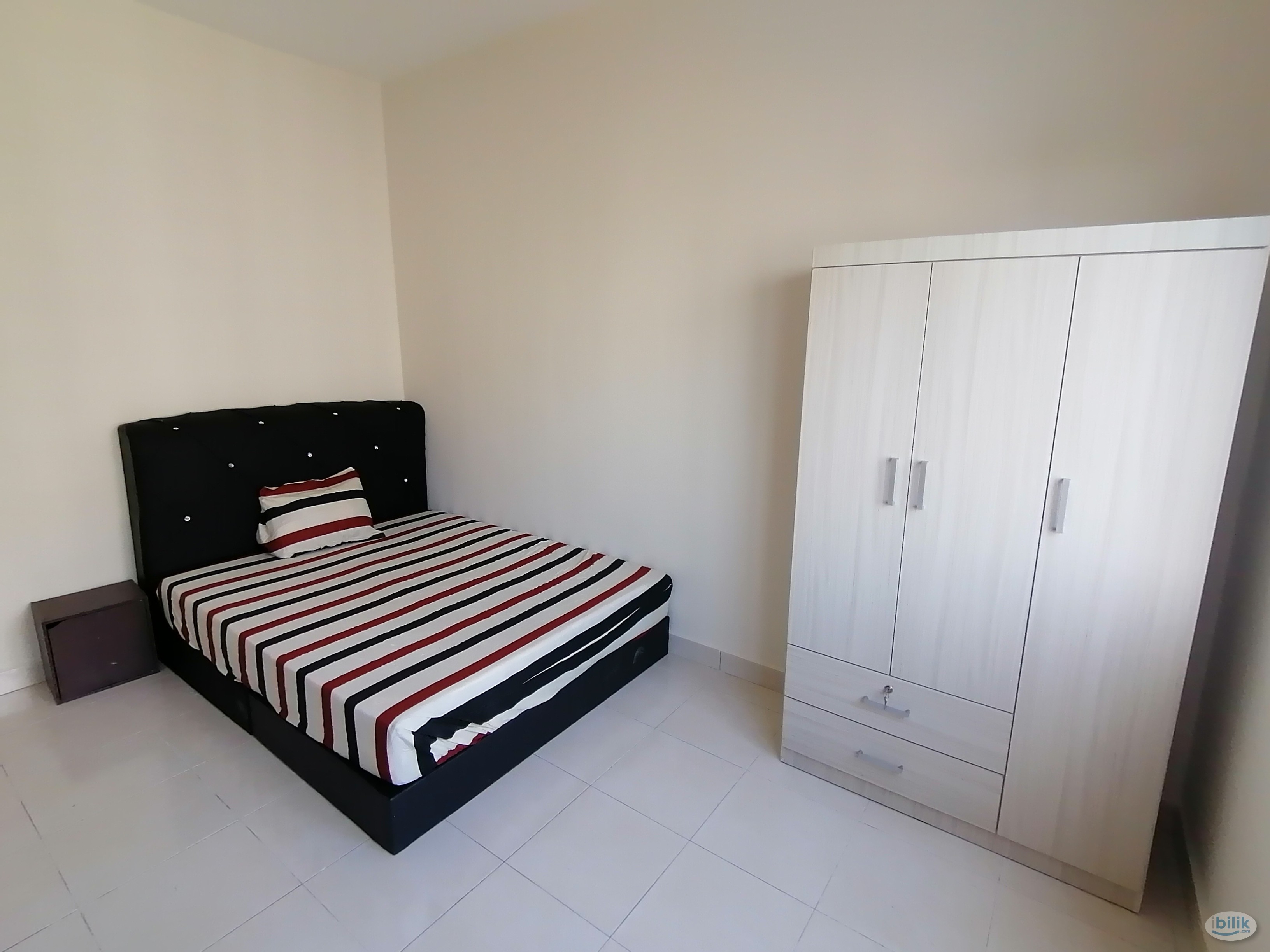 ==Mix Unit==Master Bedroom for rent at 👉 SuriaMas Condominium - Image 2