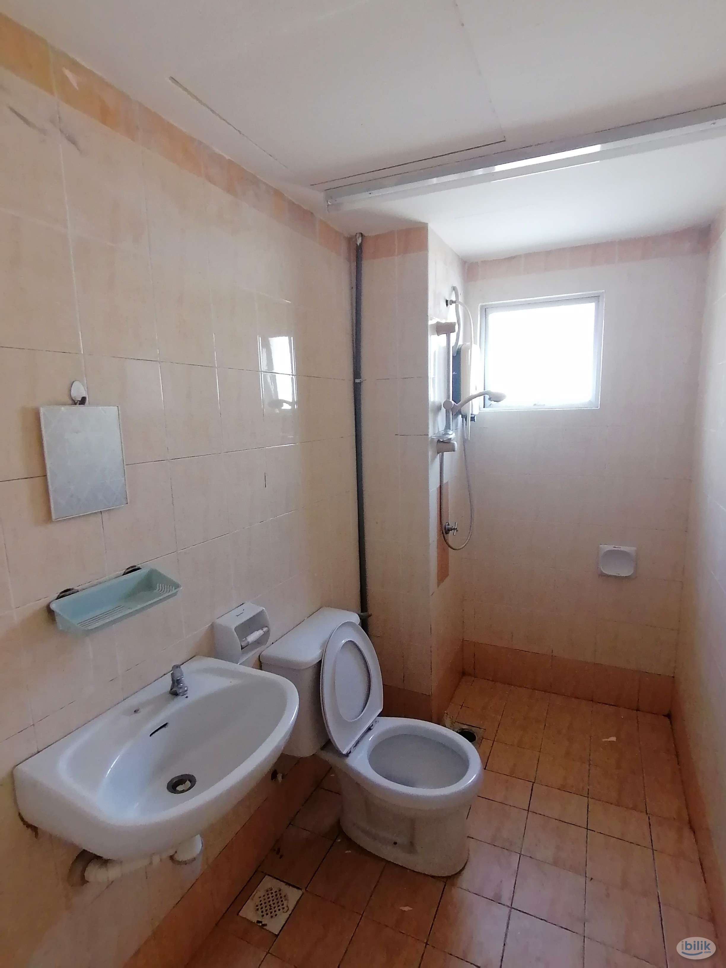 ==Mix Unit==Master Bedroom for rent at 👉 SuriaMas Condominium - Image 3