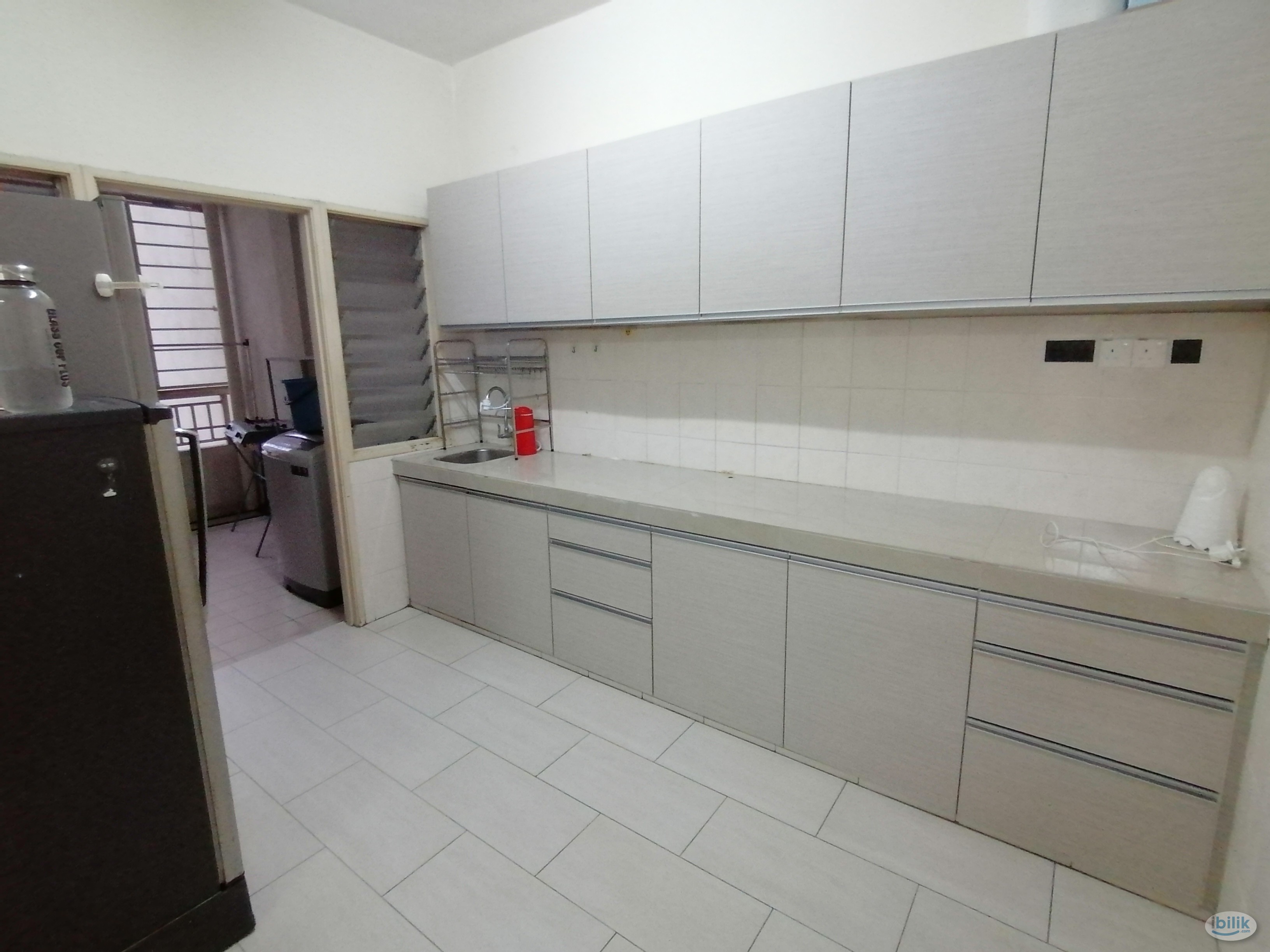 ==Mix Unit==Master Bedroom for rent at 👉 SuriaMas Condominium - Image 4