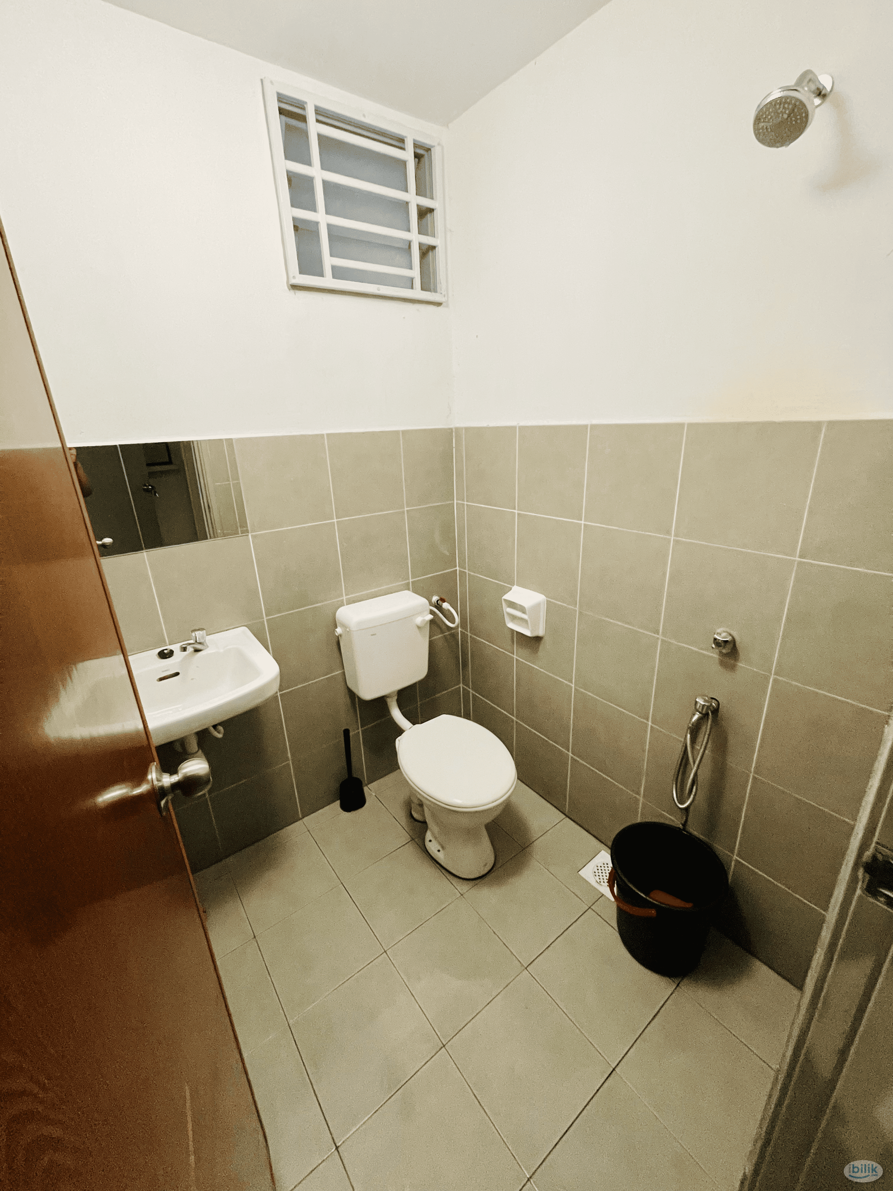 Looking for Female renter : Middle Room RM 720 inclusive utility bills (new landed house) cool room - Image 4