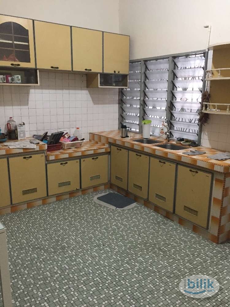 Middle Room at Taman Selatan, Klang - Image 5