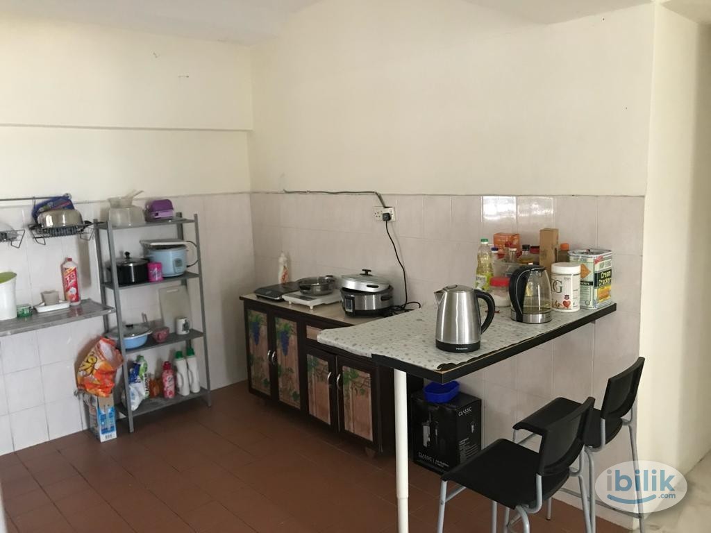 Middle Room at Bukit Pandan 2, Pandan - Image 2