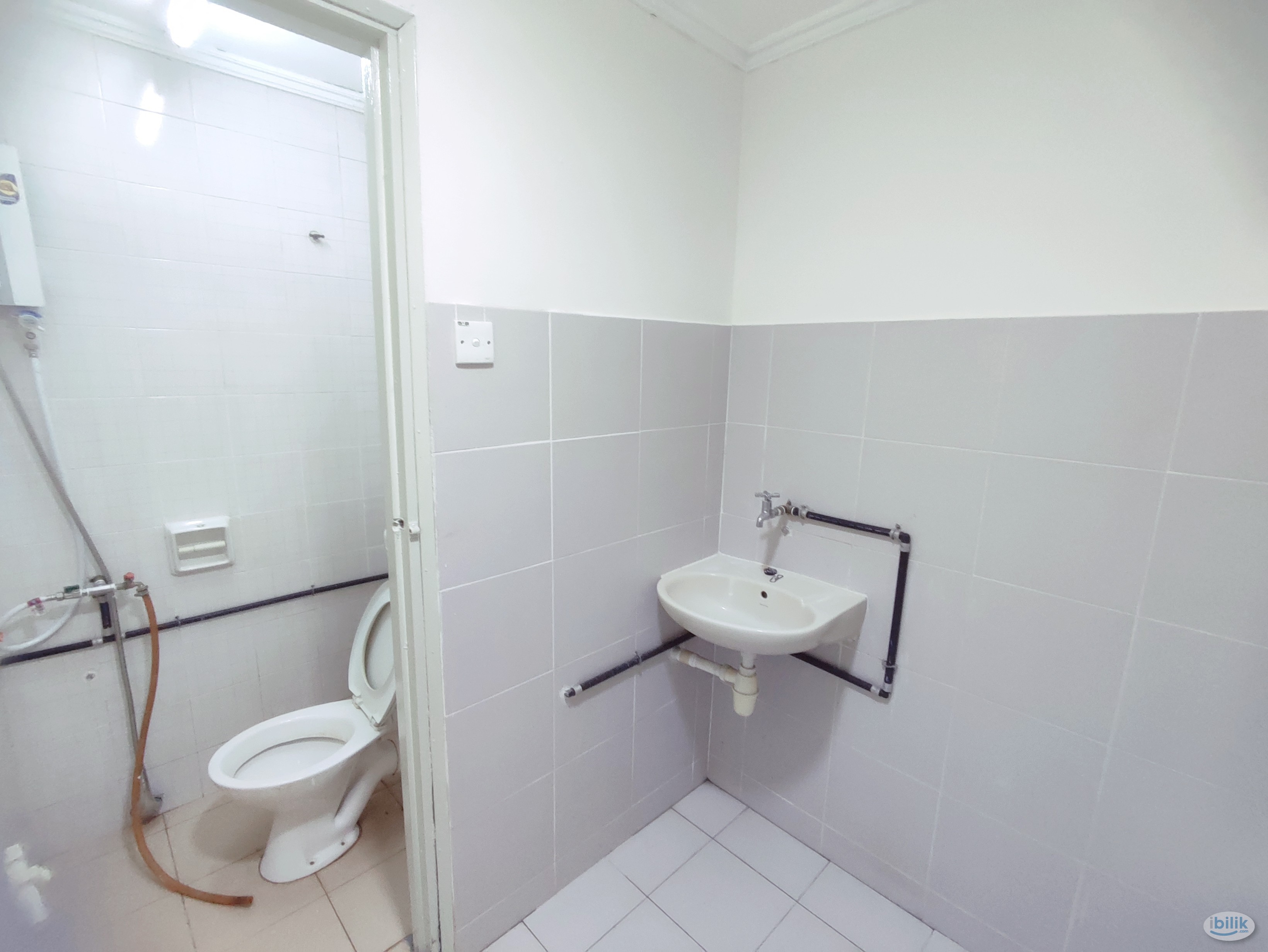 Female window small room available at ttdi kiara green townhouse - Image 2