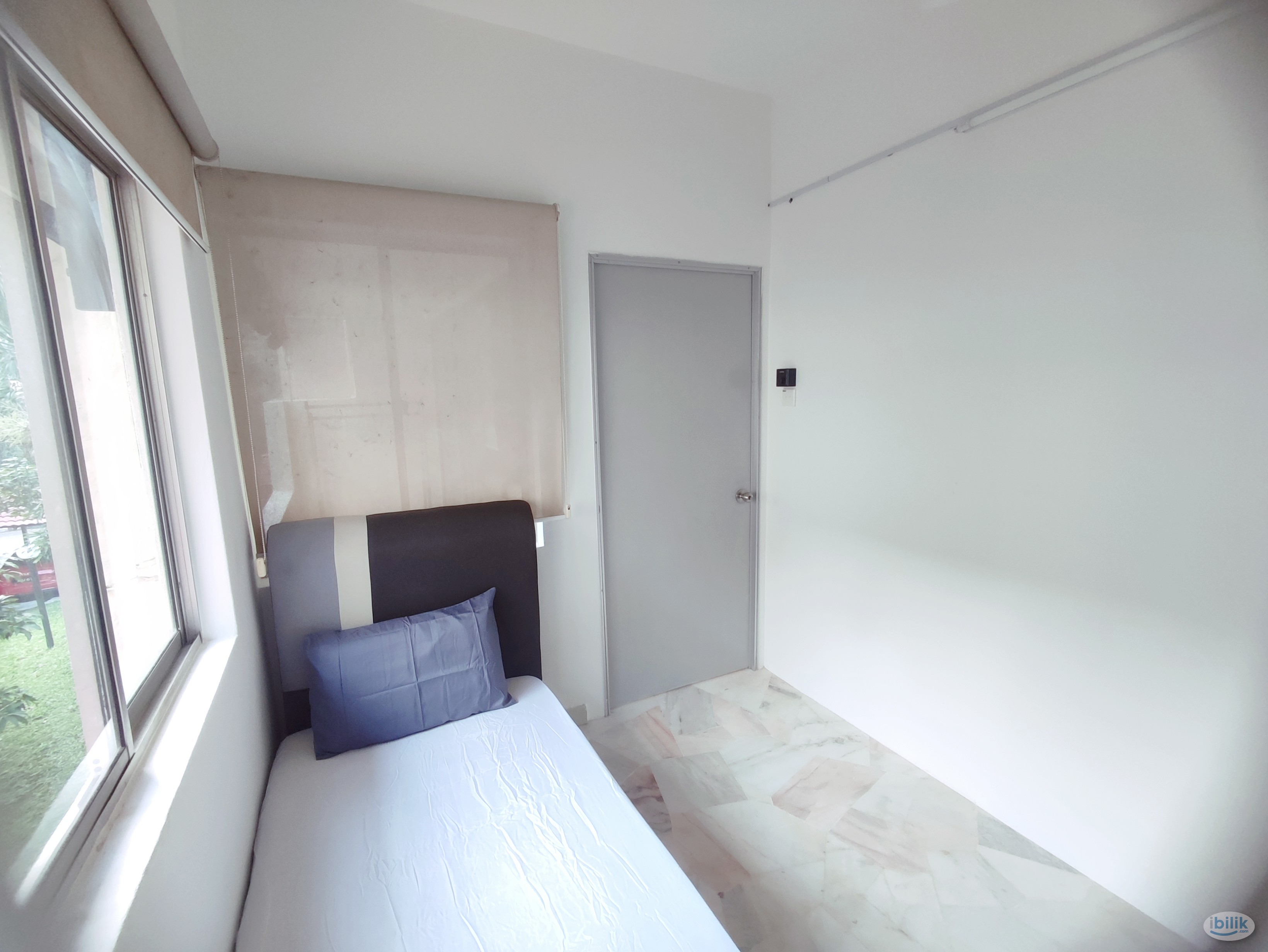 Female window small room available at ttdi kiara green townhouse - Image 5