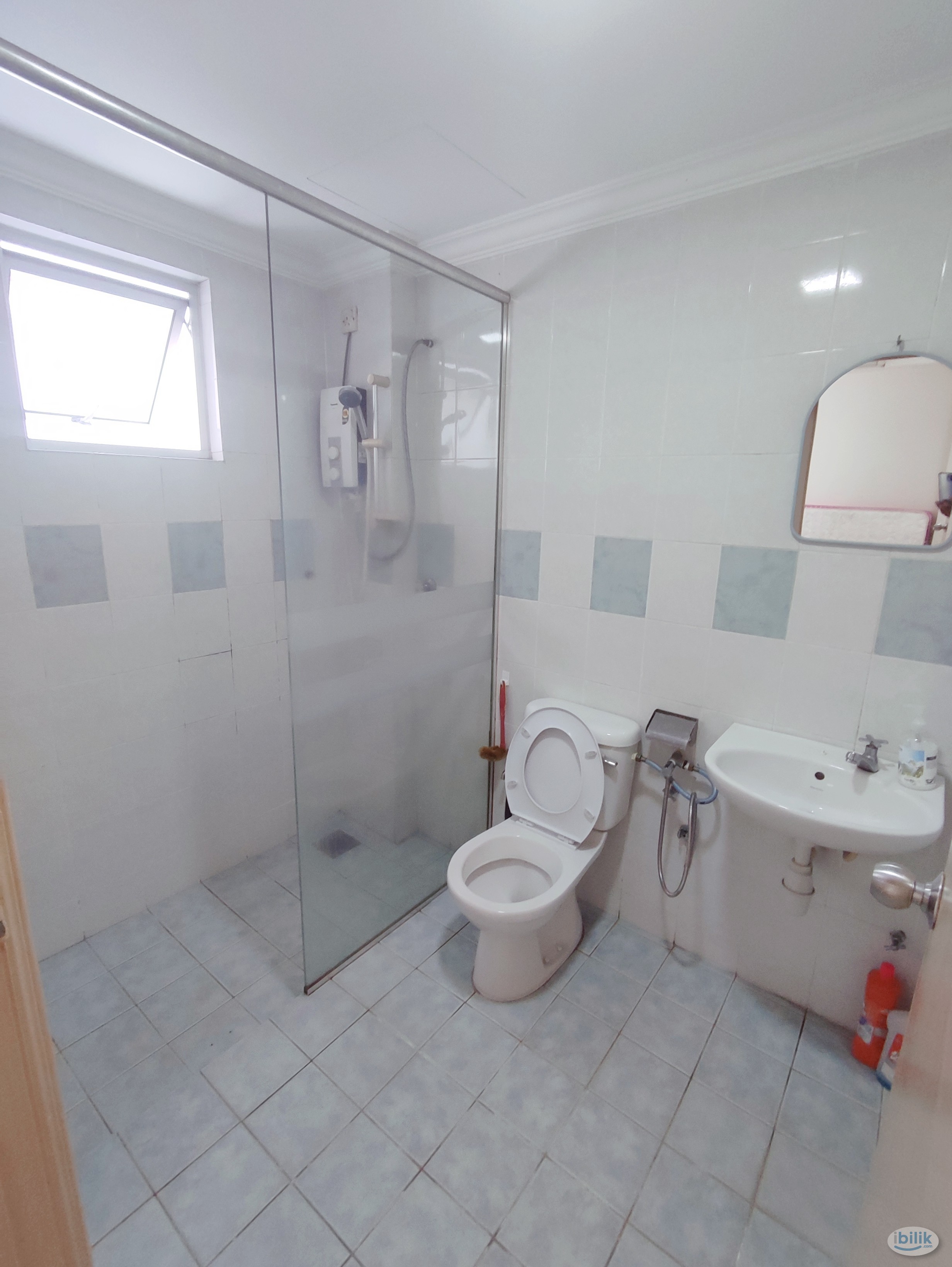 Female single window room at Ken damansara 1 - Image 4
