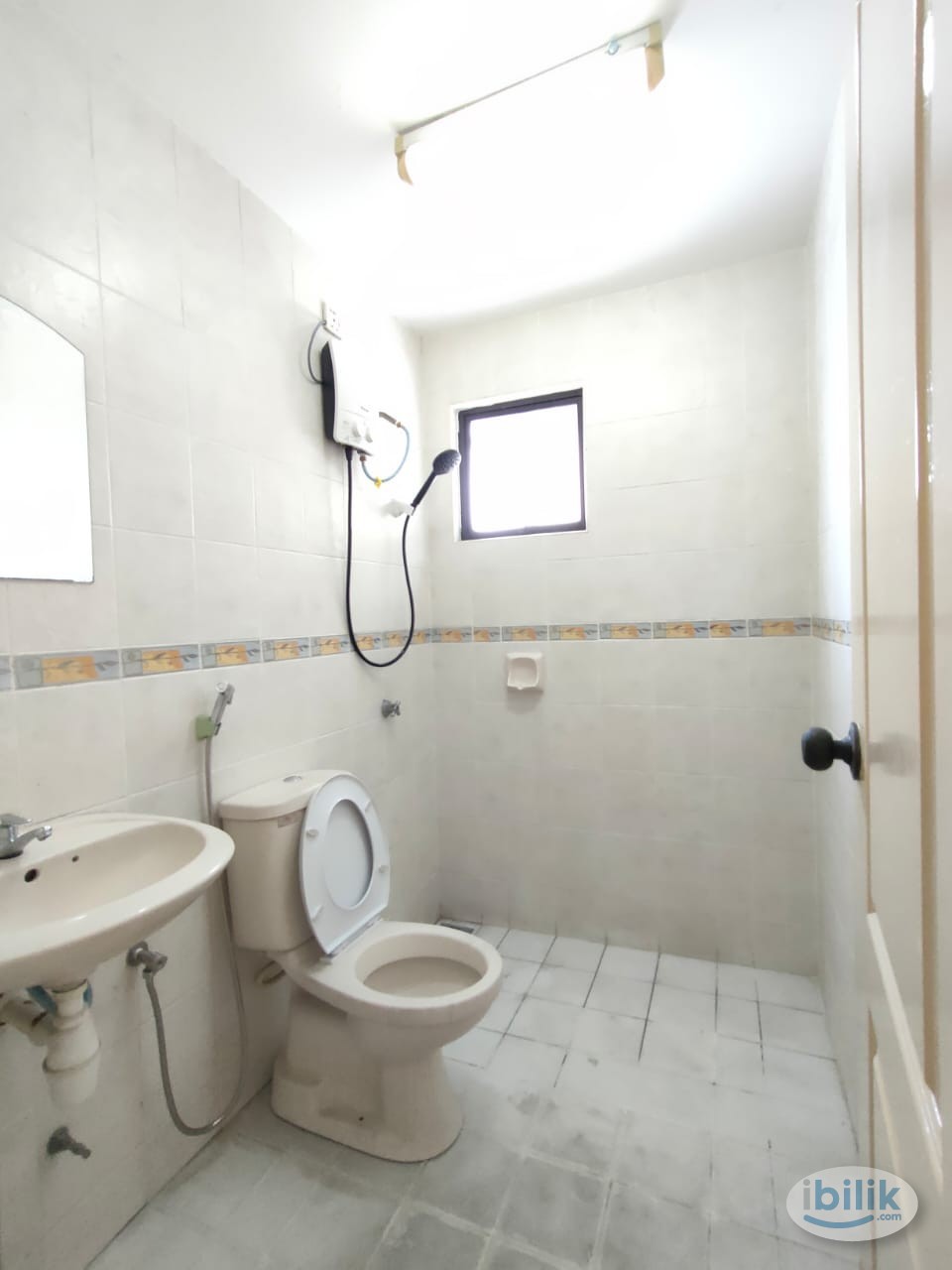 Female only middle room available at pelangi utama Condominium - Image 3