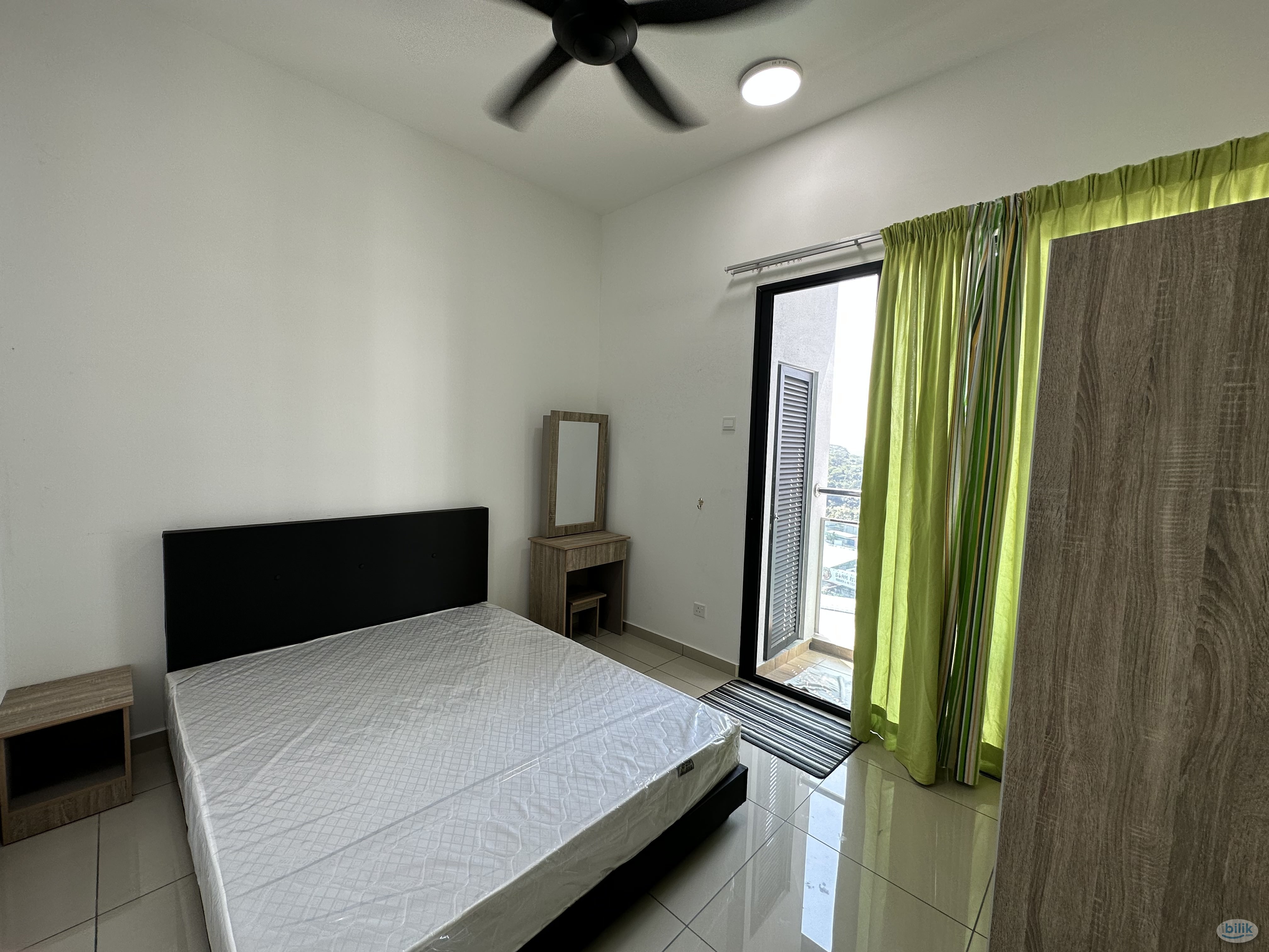 Middle Room With Balcony B11 Parkland Residence,Female Unit,Free WiFi,Walking Distance To MRT Batu 11 Cheras - Image 1