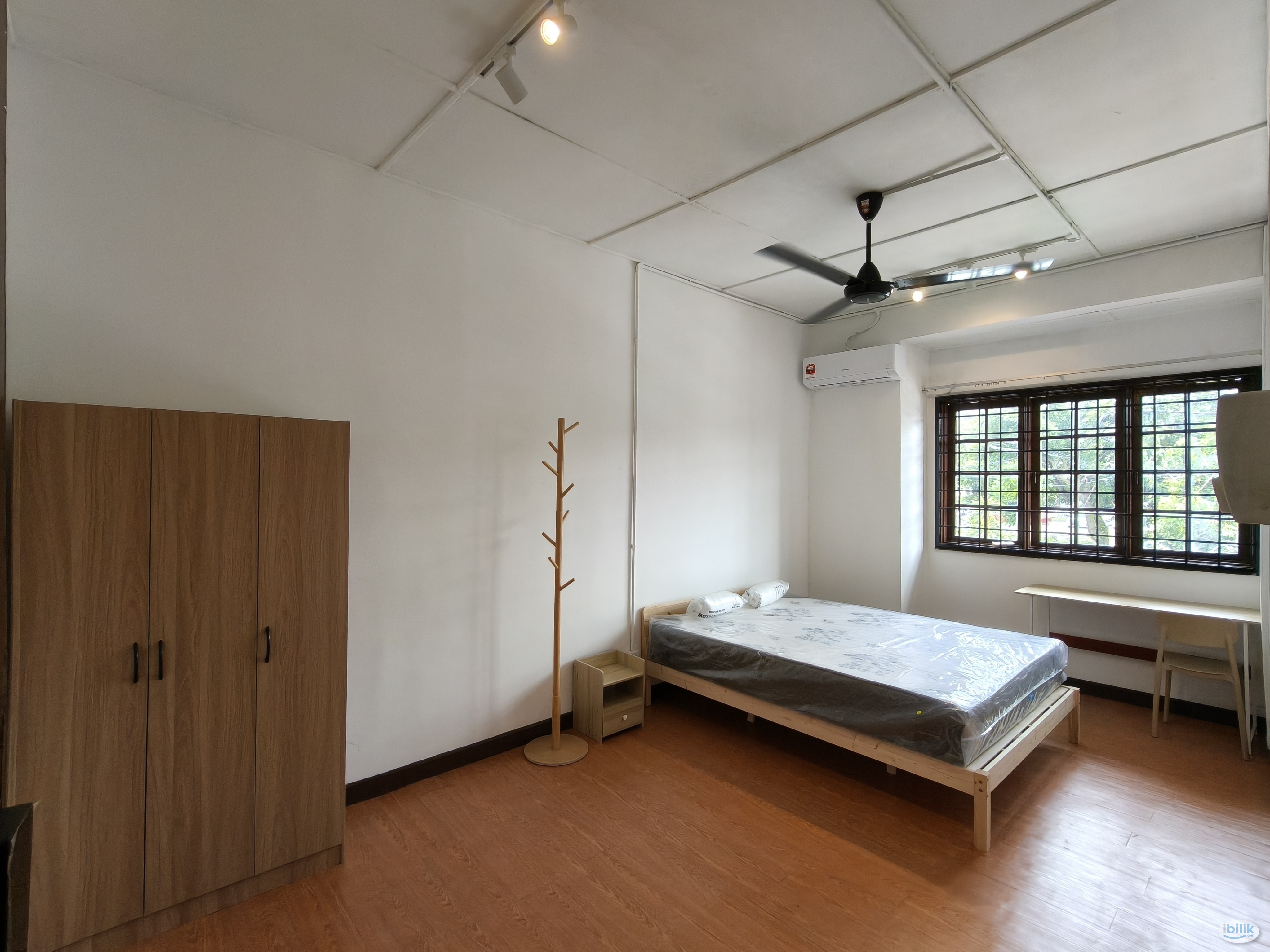 [Female unit] Middle Room at Pinggiran USJ 2, Subang Jaya near LRT USJ 7 DAMEN SUMMIT USJ 1 - Image 1