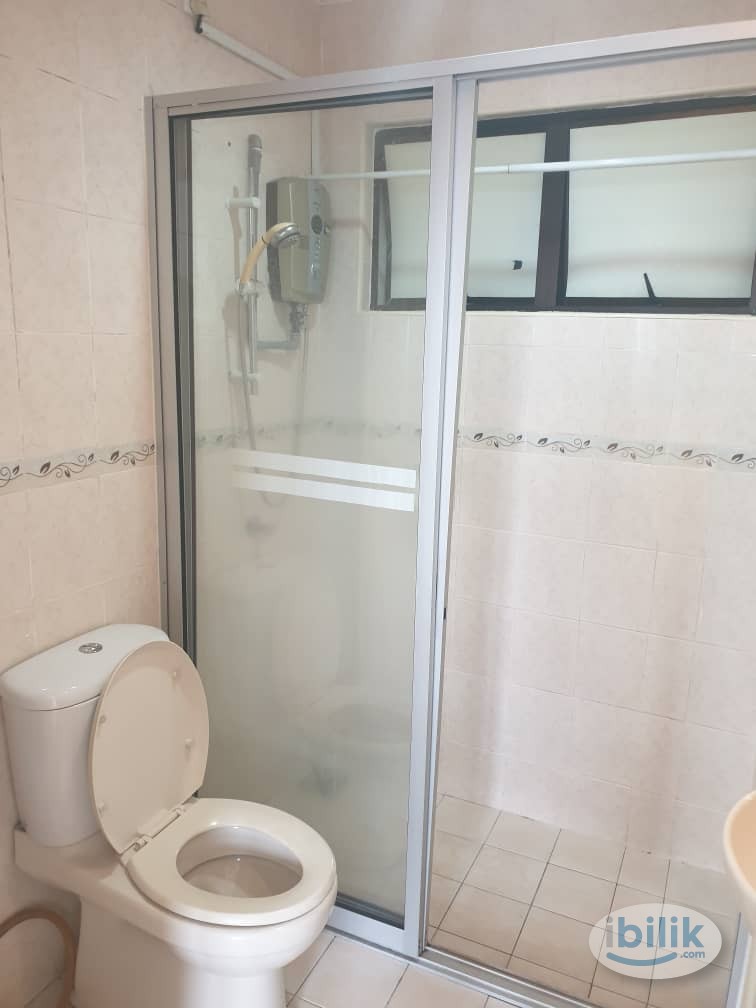 Mrt pelangi Utama Condominium master room - Image 4