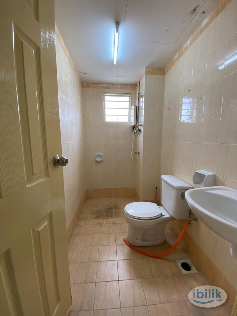 Middle Room at Bandar Sunway, Petaling Jaya - Image 2