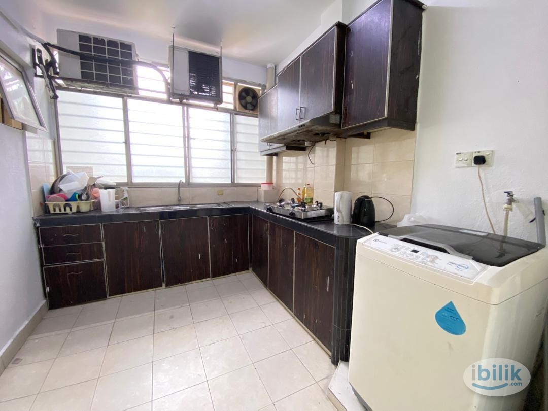 Middle Room at Bandar Sunway, Petaling Jaya - Image 3