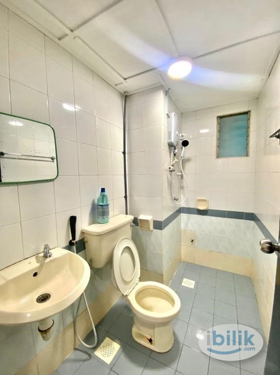 NEXT TO LRT Master room with Private Bathroom - Image 1