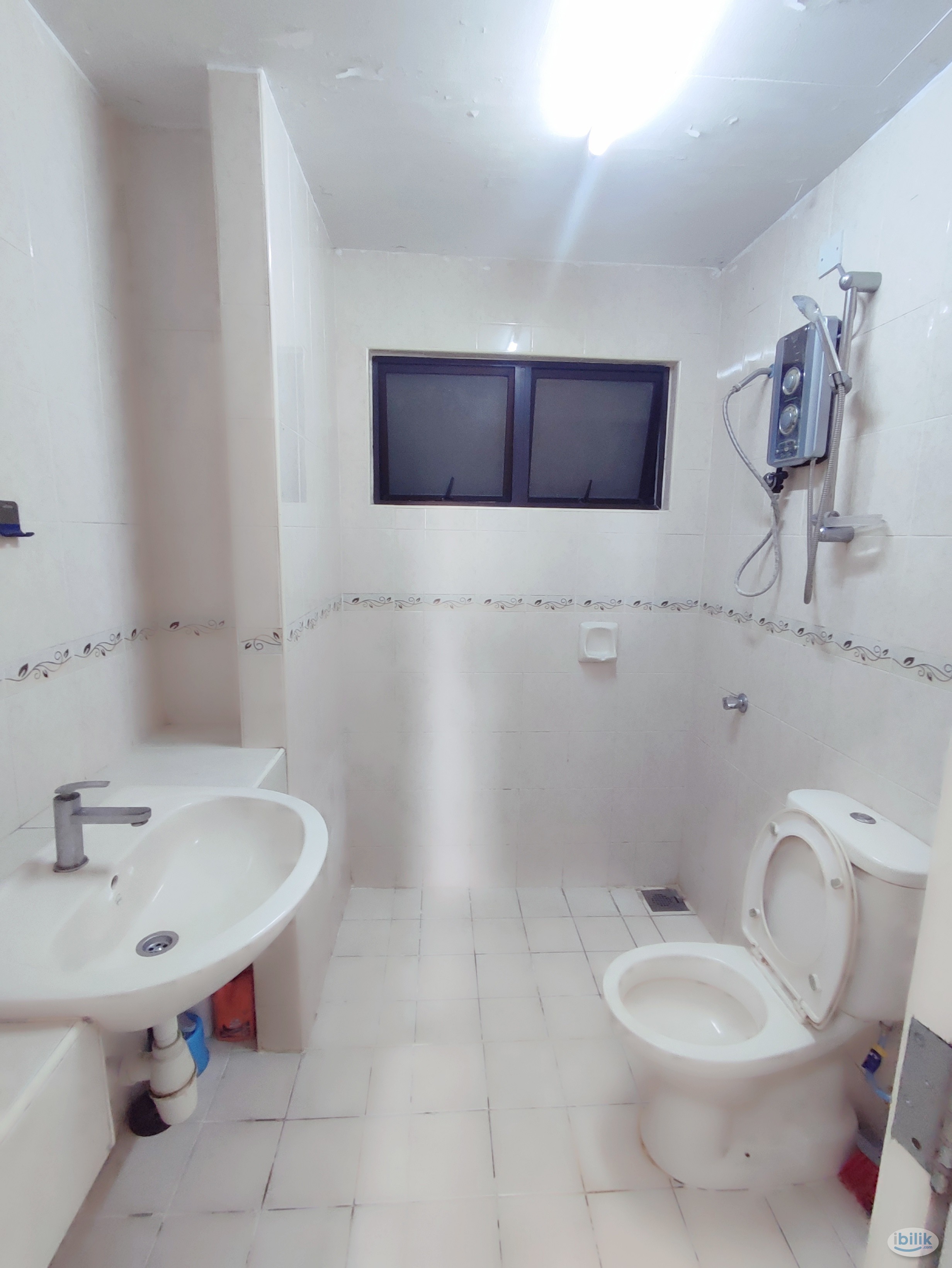 Male middle room at pelangi utama Condominium - Image 2