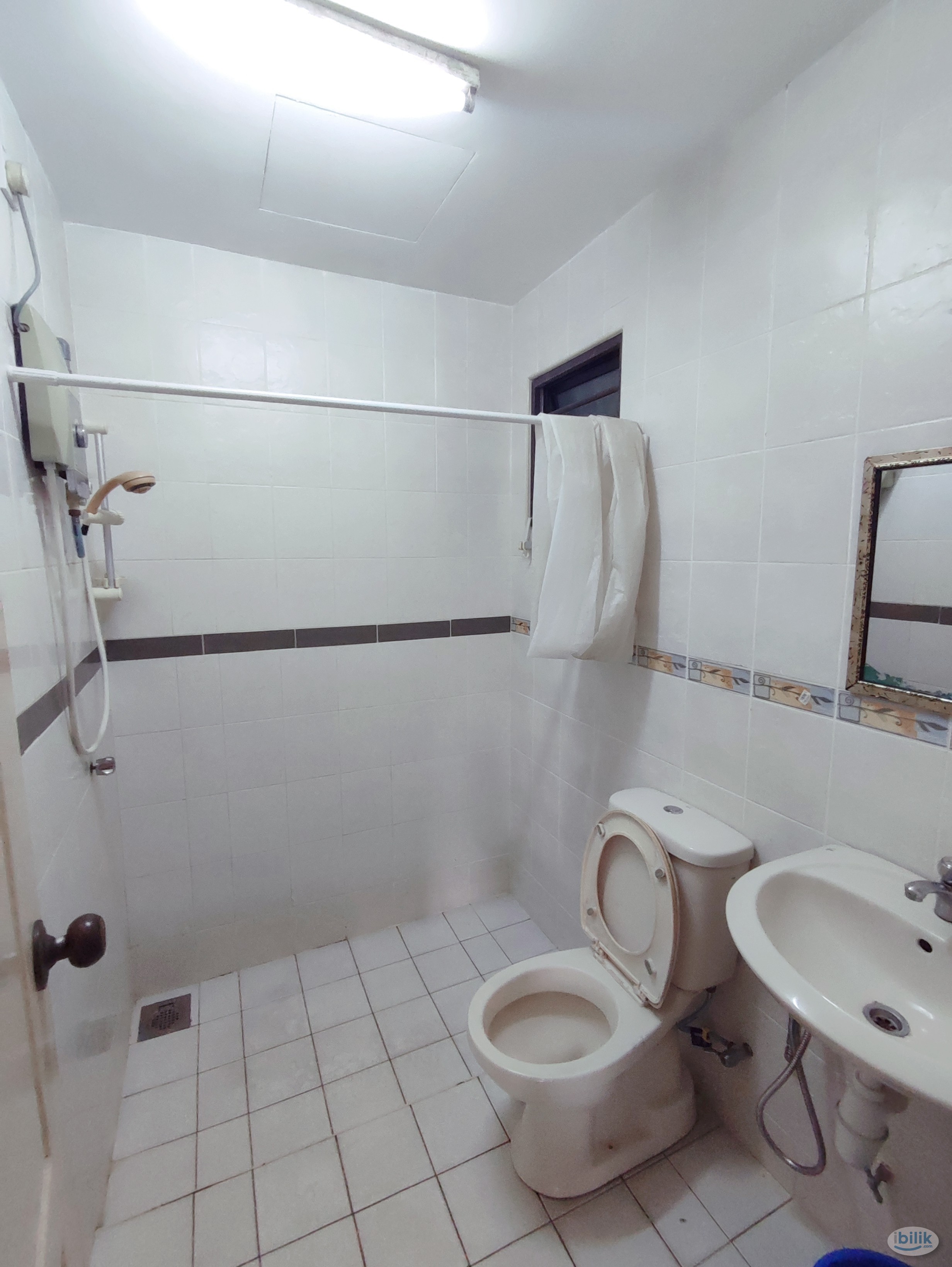 Male single room at pelangi utama Condominium - Image 1