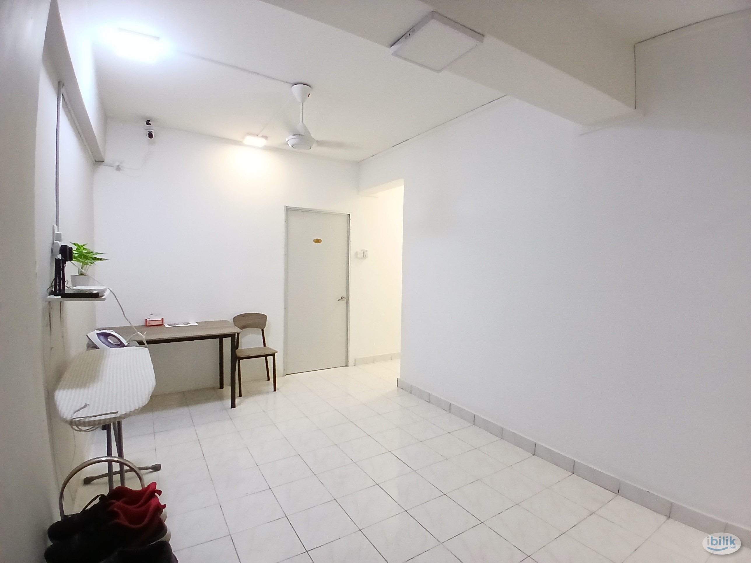 Queen Bed Room near Shops and LRT - Image 3
