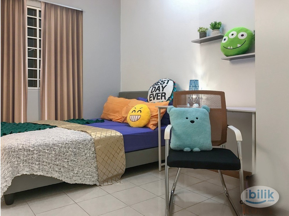 Queen Bed Room near Shops and LRT - Image 2