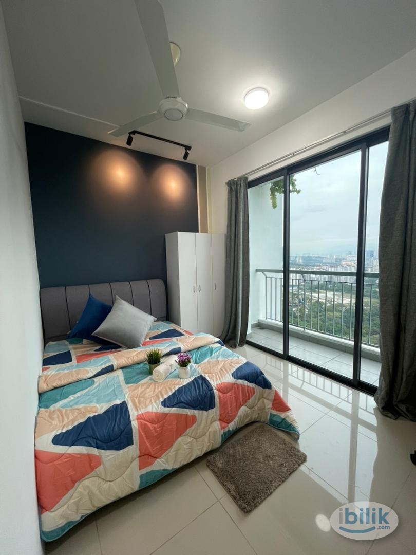 Parkhill Residence Big Middle Room for Rent - Image 1
