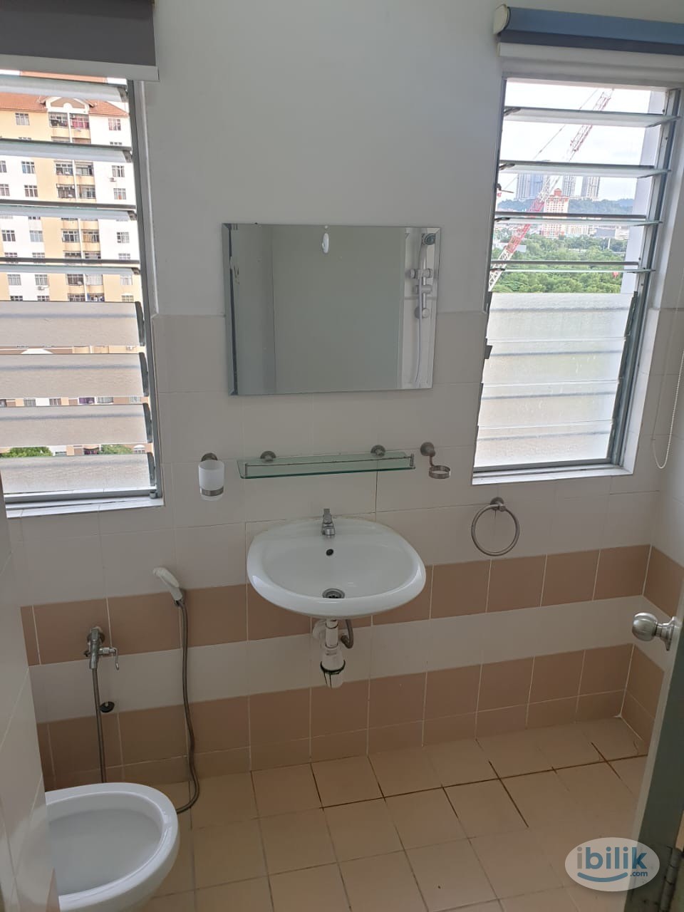 Master bedroom with private bathroom at Residensi Laguna condo, Bandar Sunway - Image 5