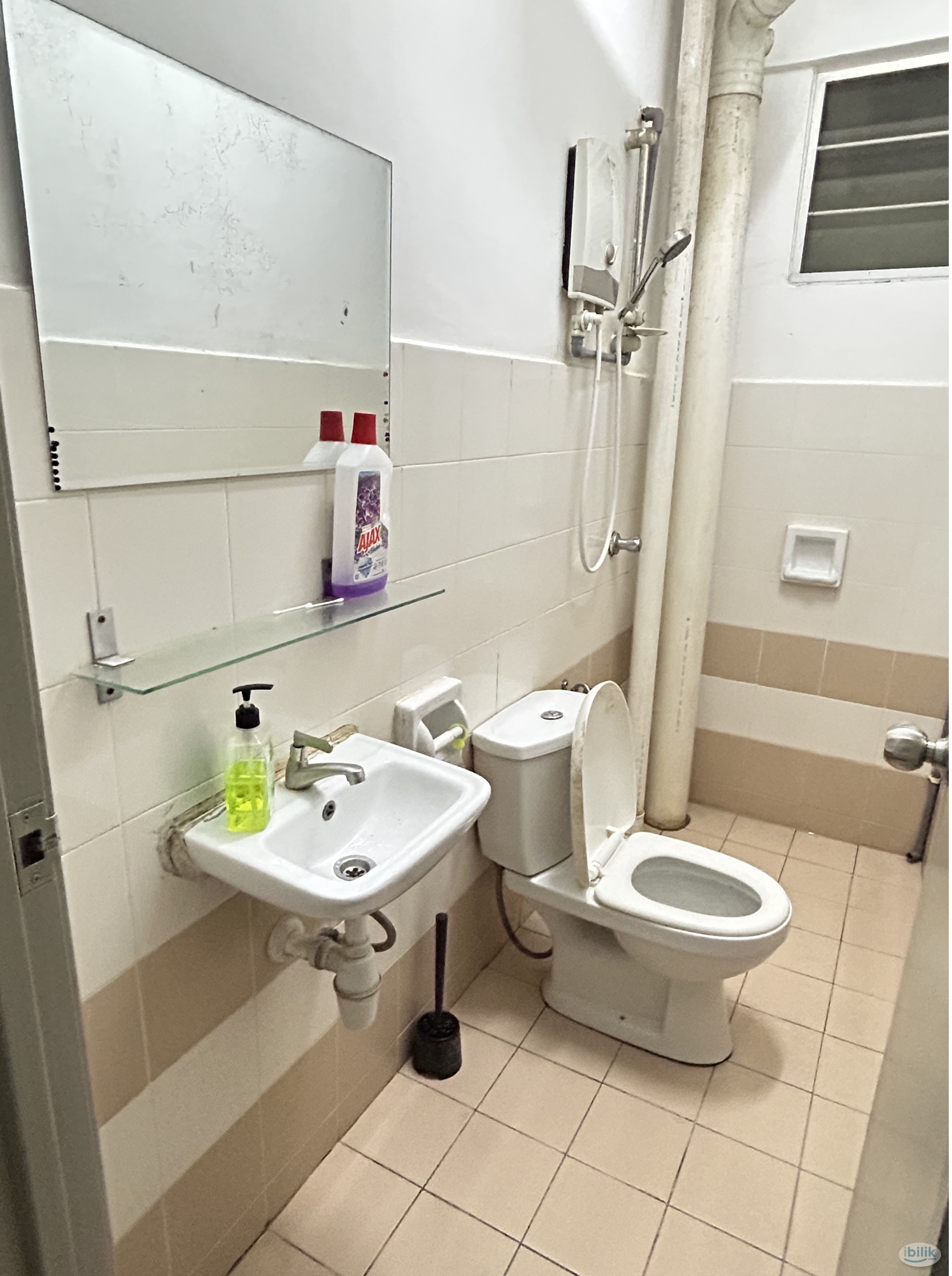 Small room at Residensi Laguna condo, Bandar Sunway - Image 4