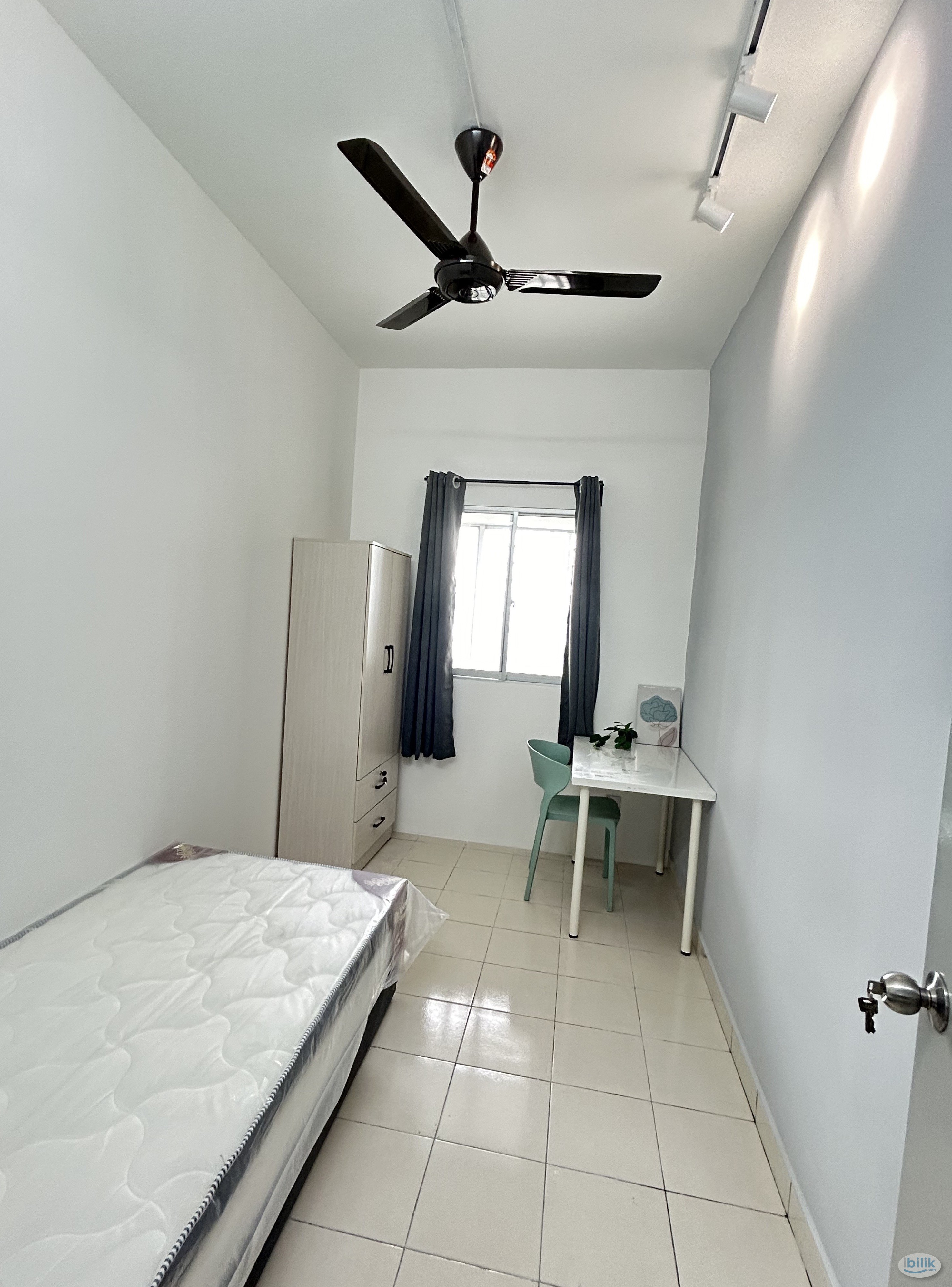 Small room at Residensi Laguna condo, Bandar Sunway - Image 1