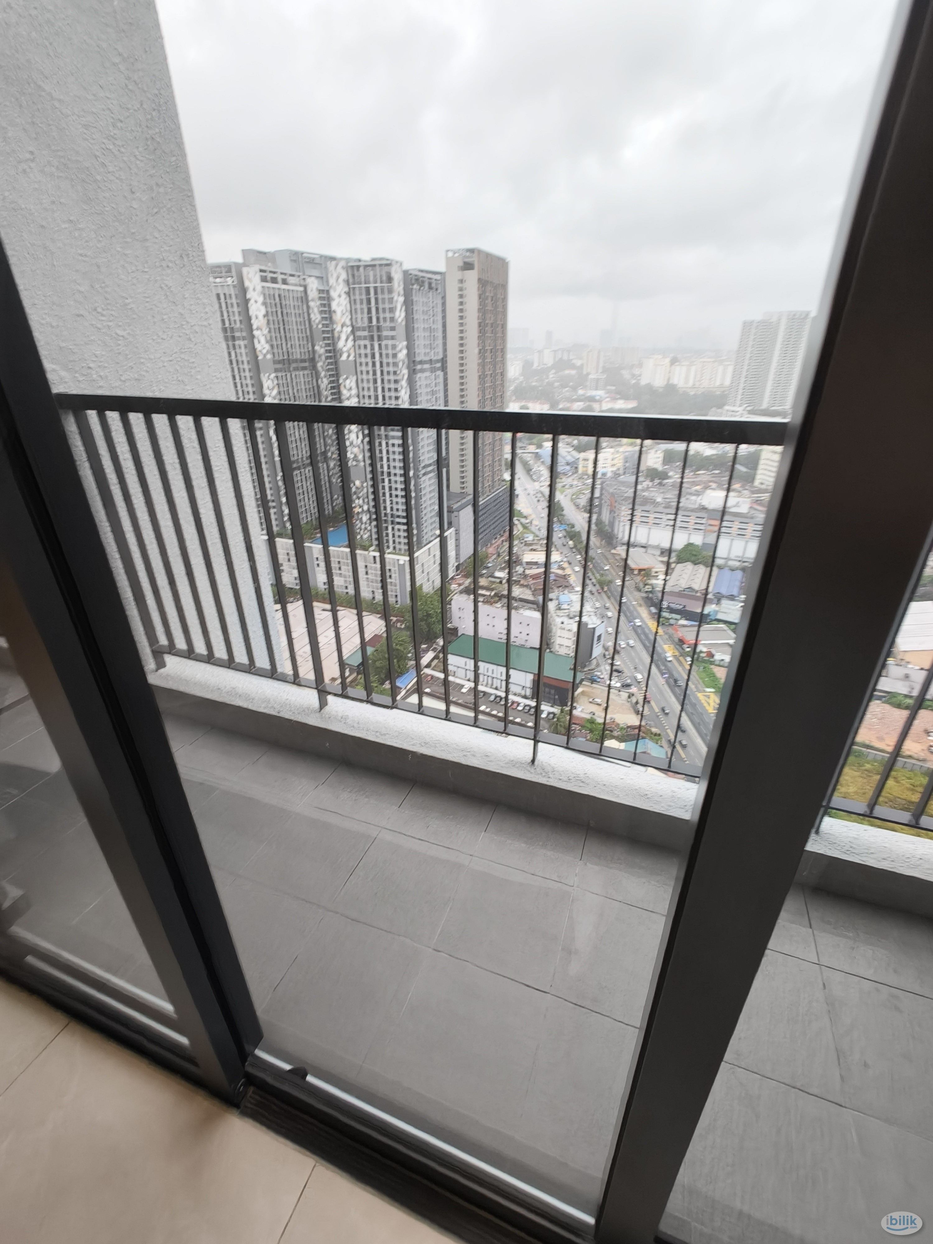 Room with private balcony fully furnished with internet - Image 1