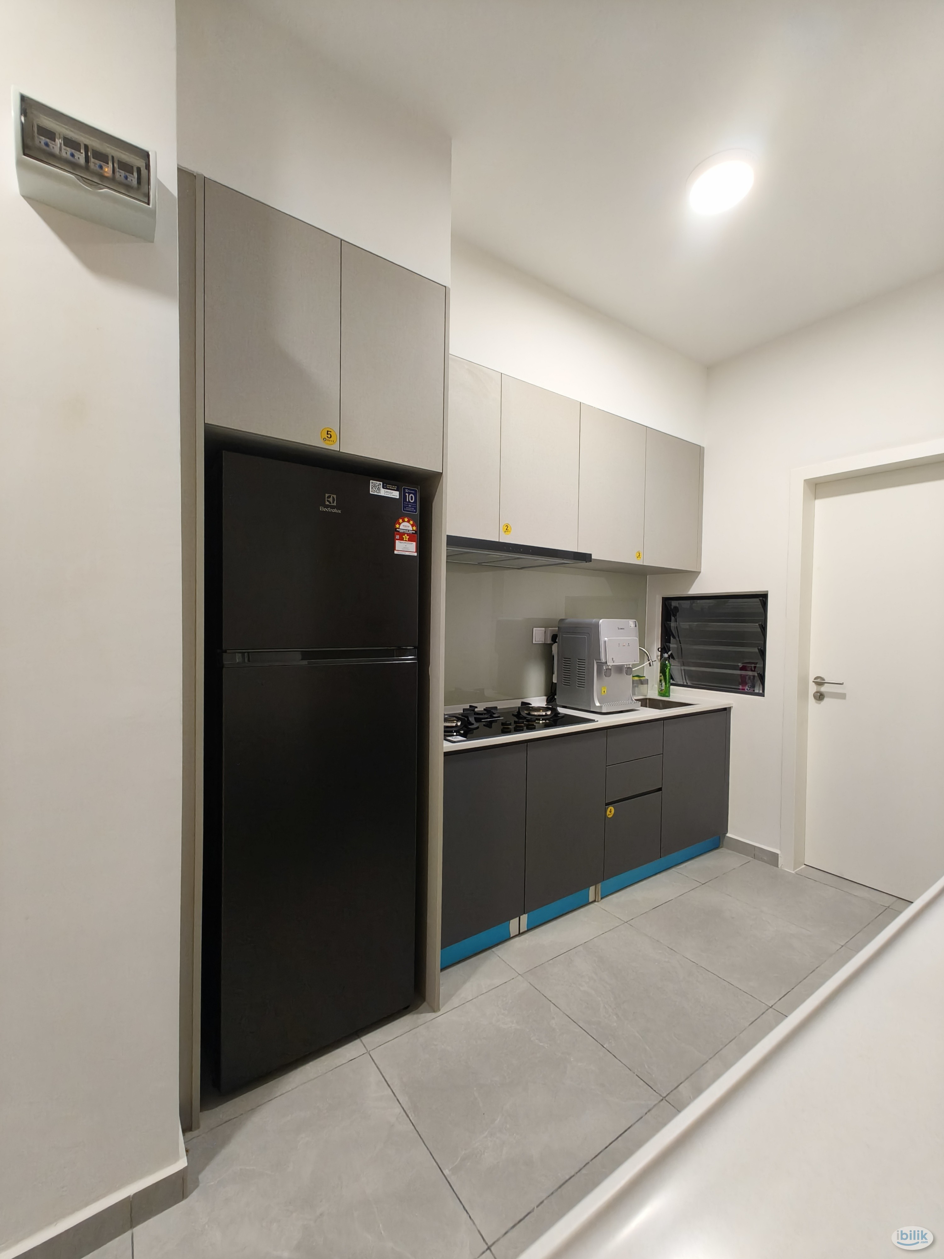 Room with private balcony fully furnished with internet - Image 3