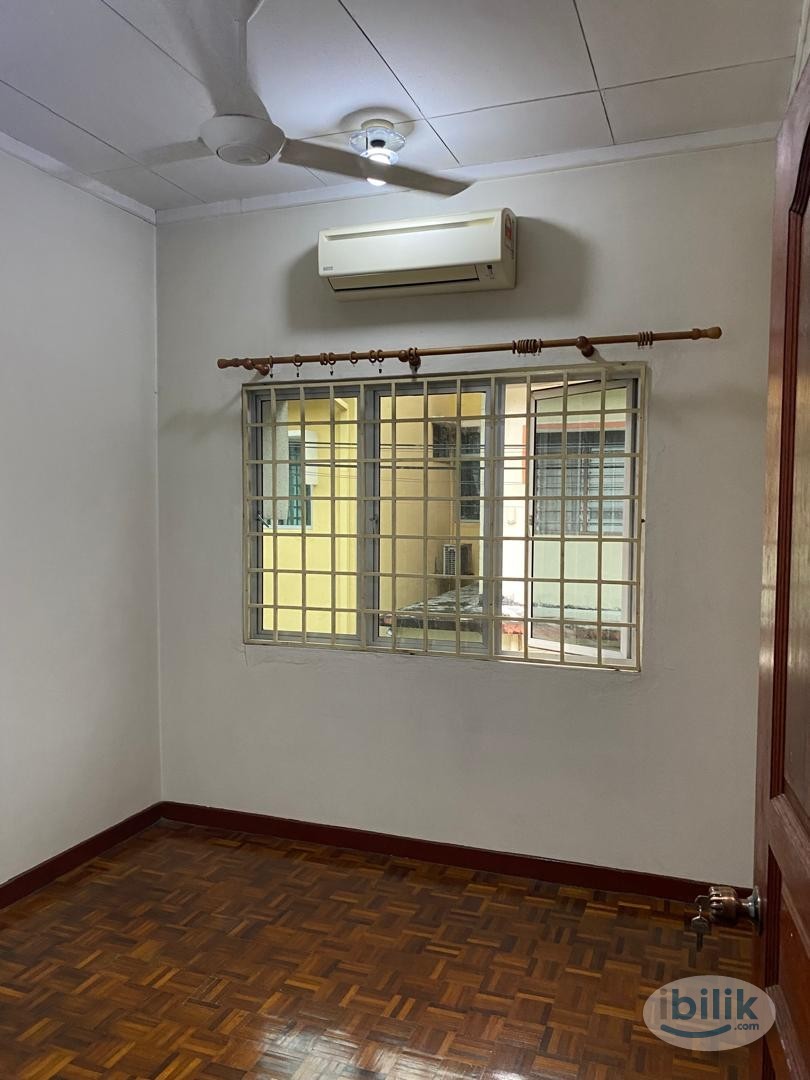Pet Friendly Room with "Private" Bathroom + FREE Carpark - Image 1