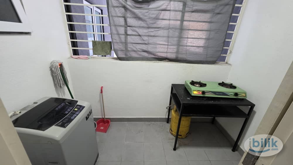 Master Room at The Holmes, Bandar Tun Razak - Image 4