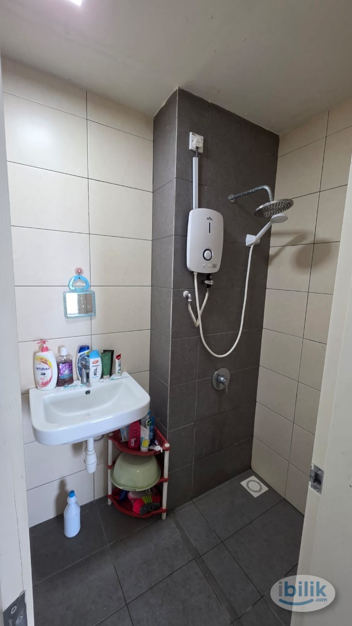 Middle Room at The Holmes, Bandar Tun Razak - Image 4