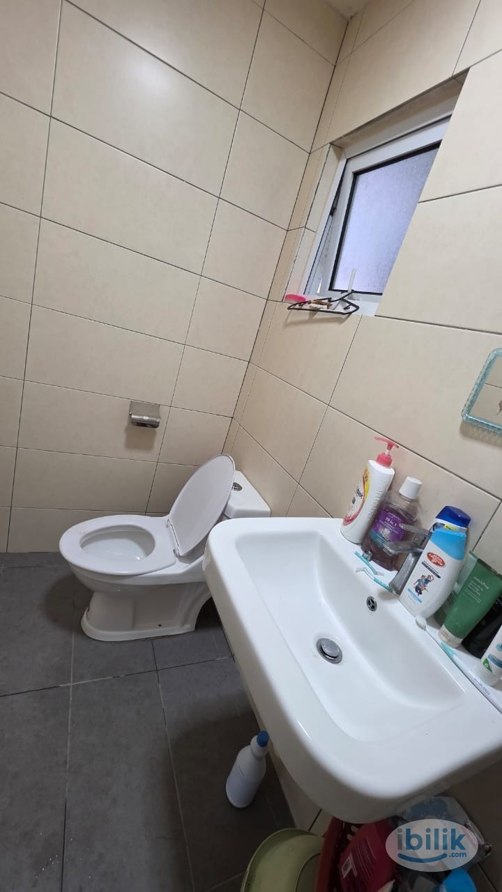 Middle Room at The Holmes, Bandar Tun Razak - Image 5