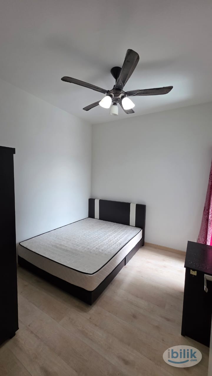 Middle Room at The Holmes, Bandar Tun Razak - Image 1