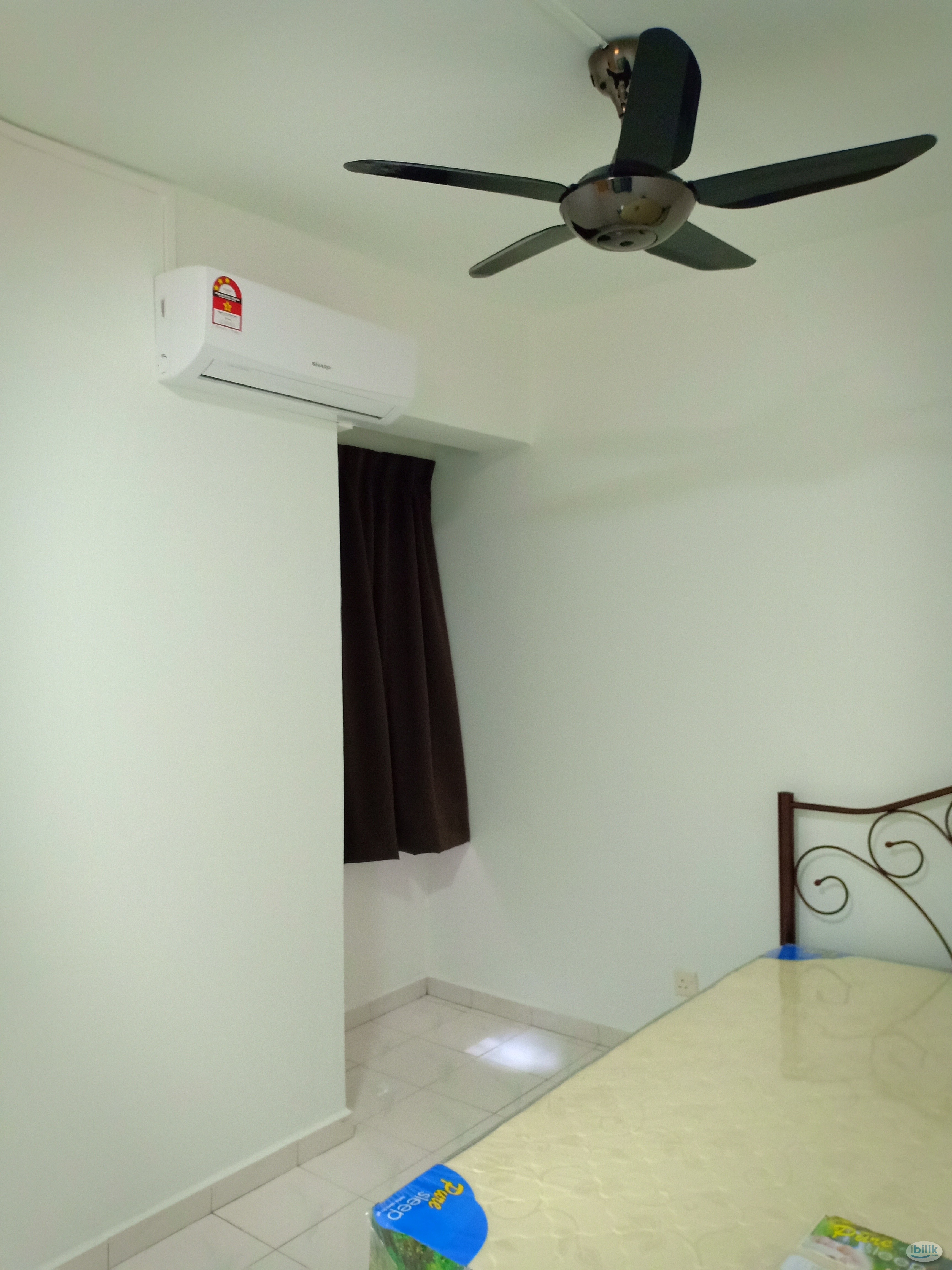 Cozy Private Medium Room with Queen Bedrooms, near LRT Kelana Jaya Line, at Ara Damansara - Image 1