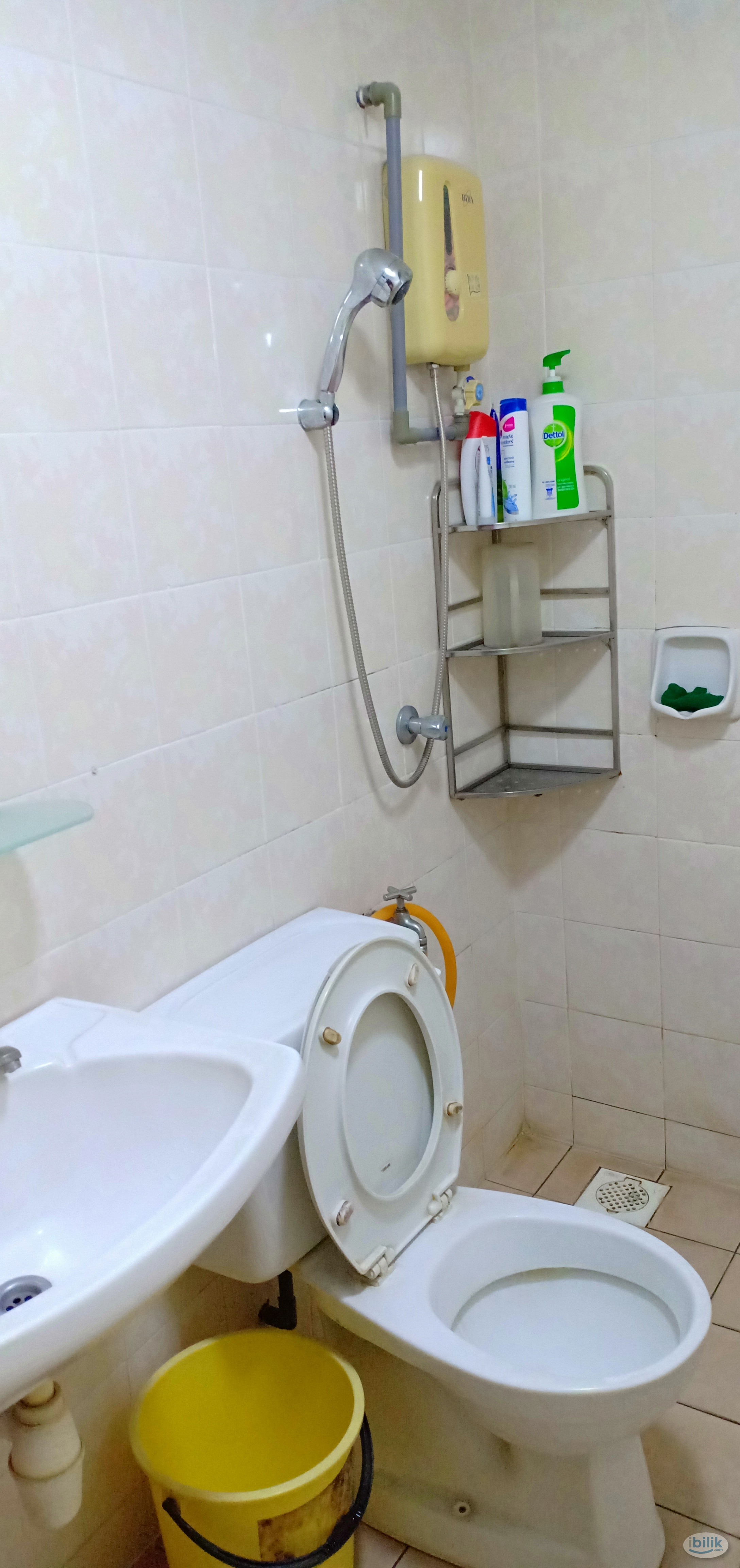 Cozy Private Medium Room with Queen Bedrooms, near LRT Kelana Jaya Line, at Ara Damansara - Image 3