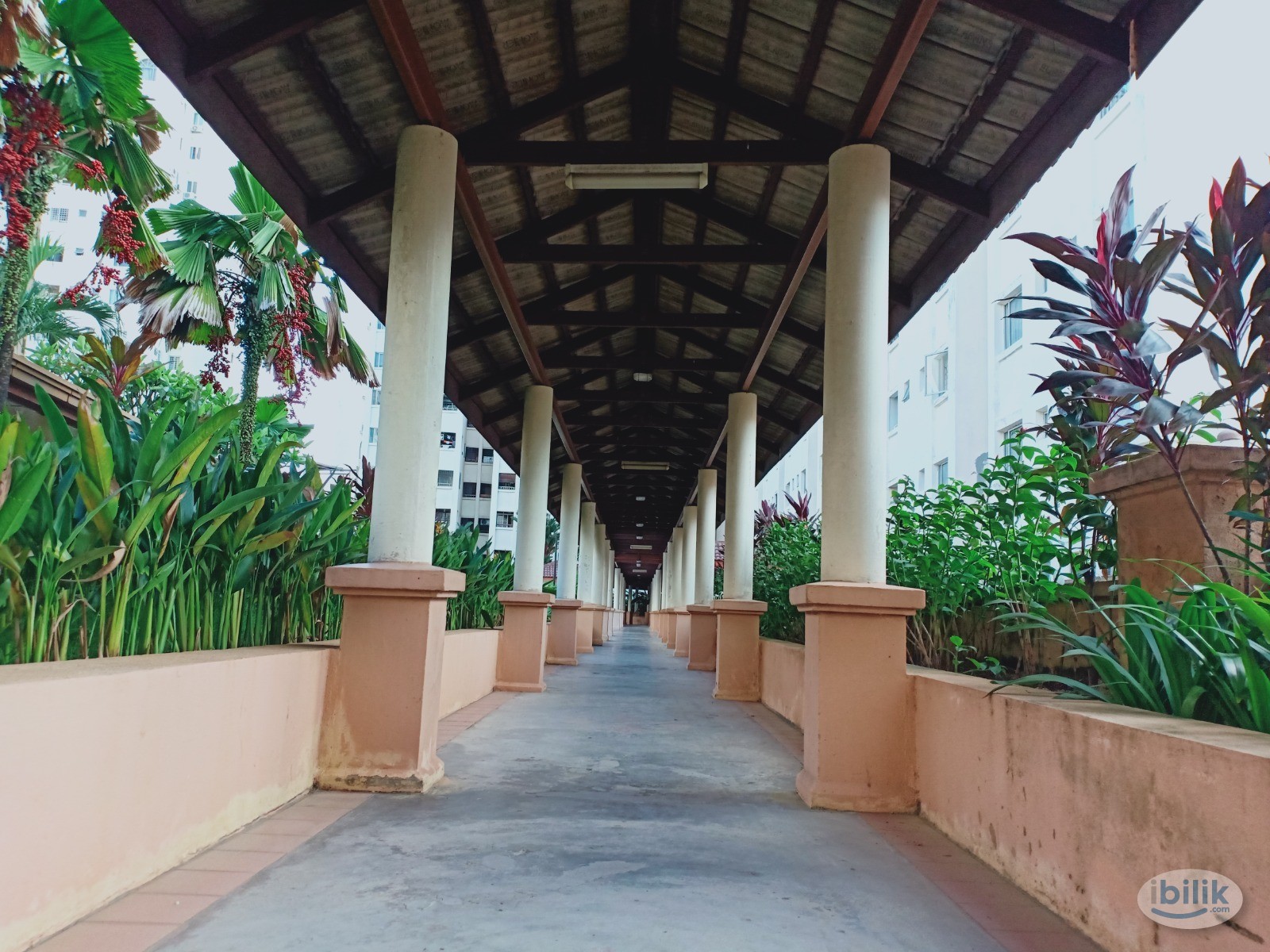 Cozy Private Medium Room with Queen Bedrooms, near LRT Kelana Jaya Line, at Ara Damansara - Image 4
