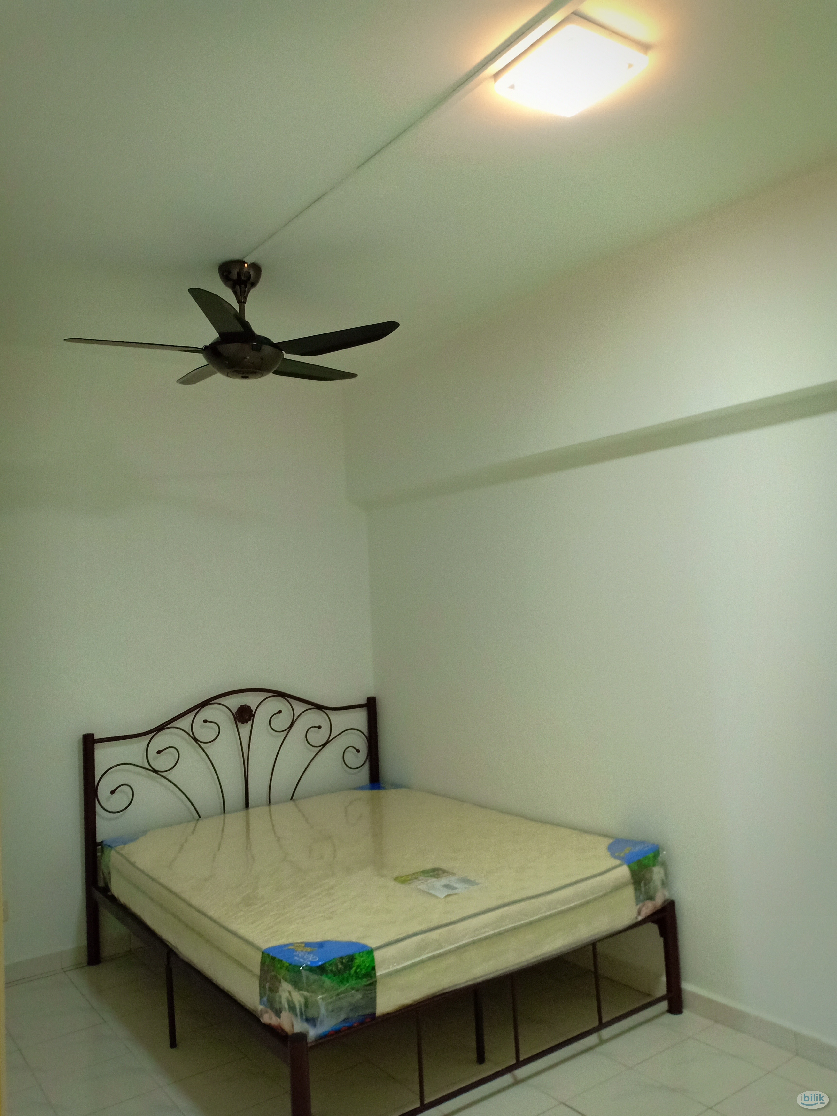 Cozy Private Medium Room with Queen Bedrooms, near LRT Kelana Jaya Line, at Ara Damansara - Image 1
