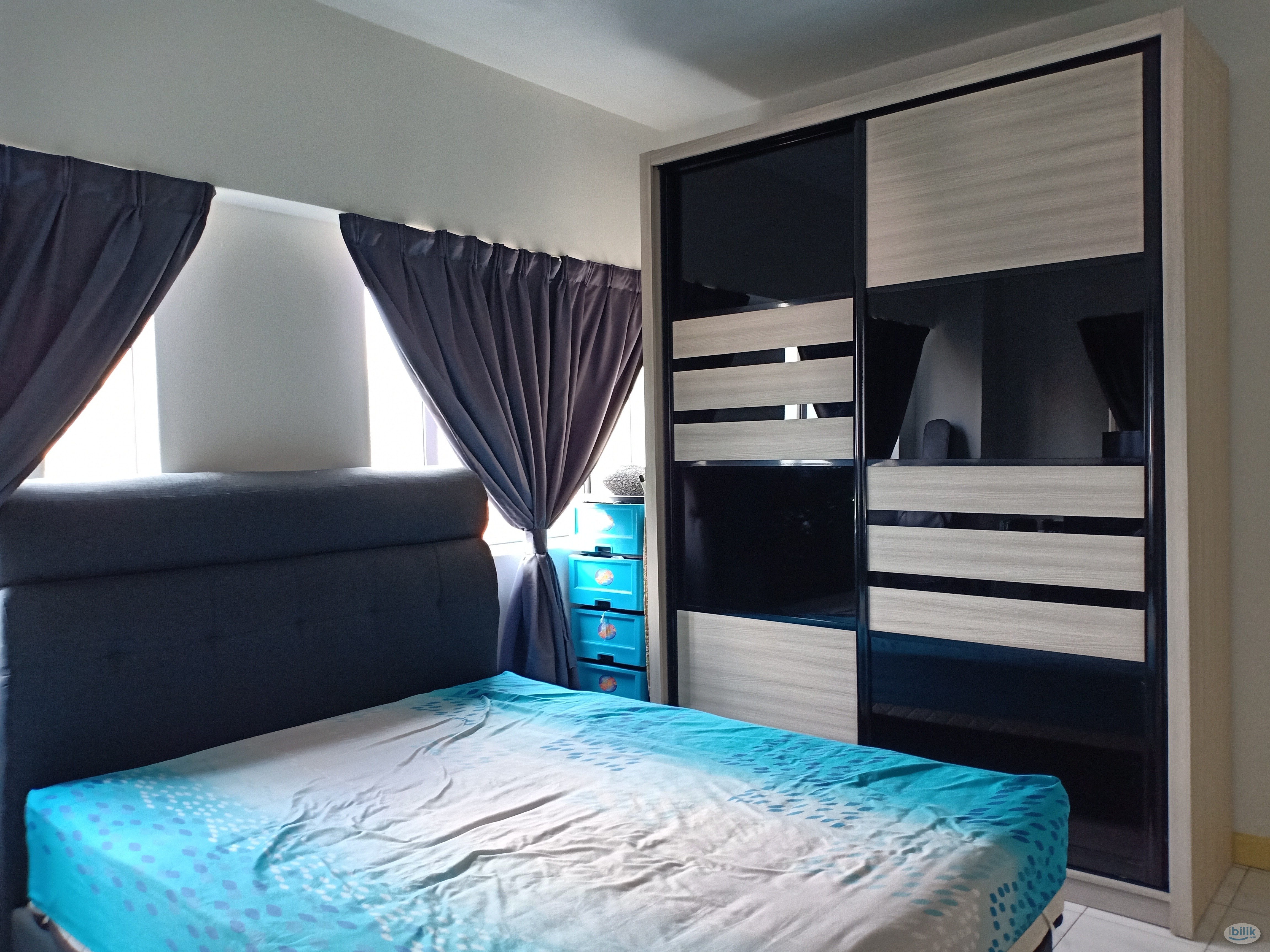 Cozy Private Medium Room with Queen Bedrooms, near LRT Kelana Jaya Line, at Ara Damansara - Image 1