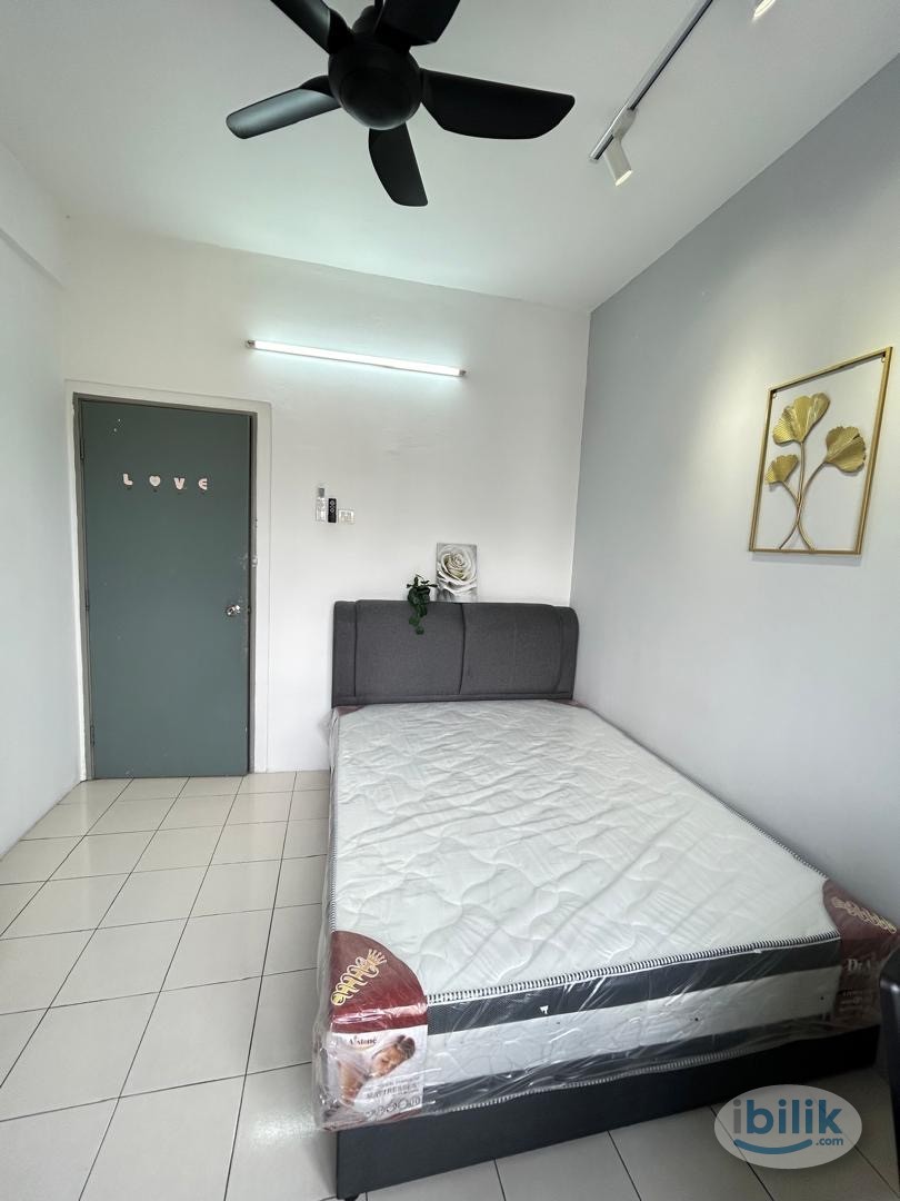Medium size room for rent at Residensi Laguna condo, Bandar Sunway - Image 1