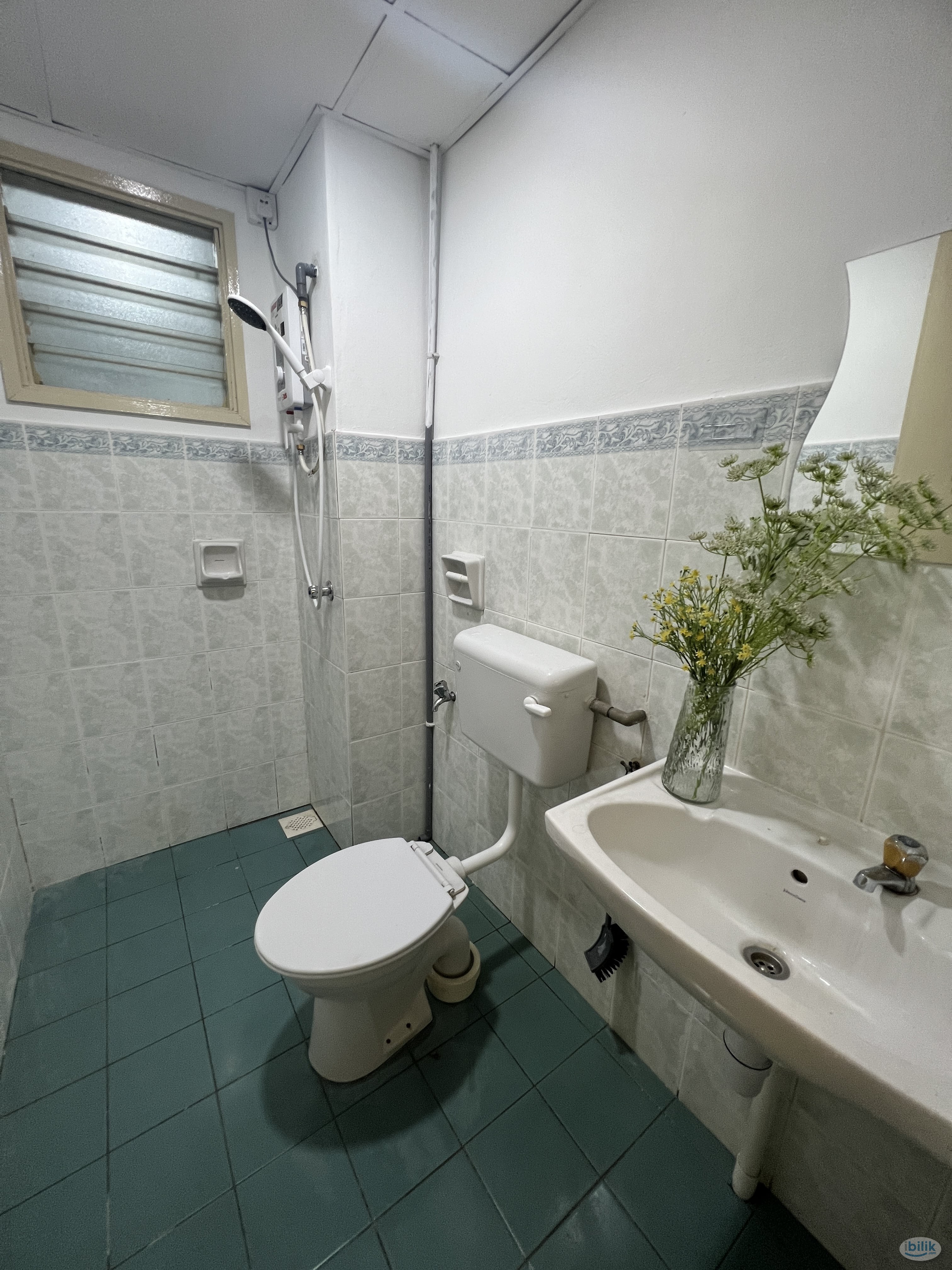 Middle Room for Rent - Image 4